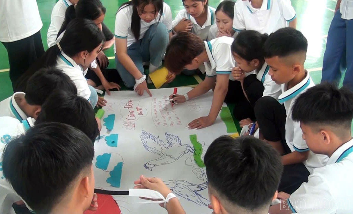 Câu lạc bộ “Thủ lĩnh của sự thay đổi" xã Cảm Nhân thảo luận nhóm, tìm hiểu kiến thức về bình đẳng giới, tâm lý lứa tuổi, kỹ năng giao tiếp và cách ứng phó với bạo lực, xâm hại. baolaocai-br_cam-nhan-2.jpg