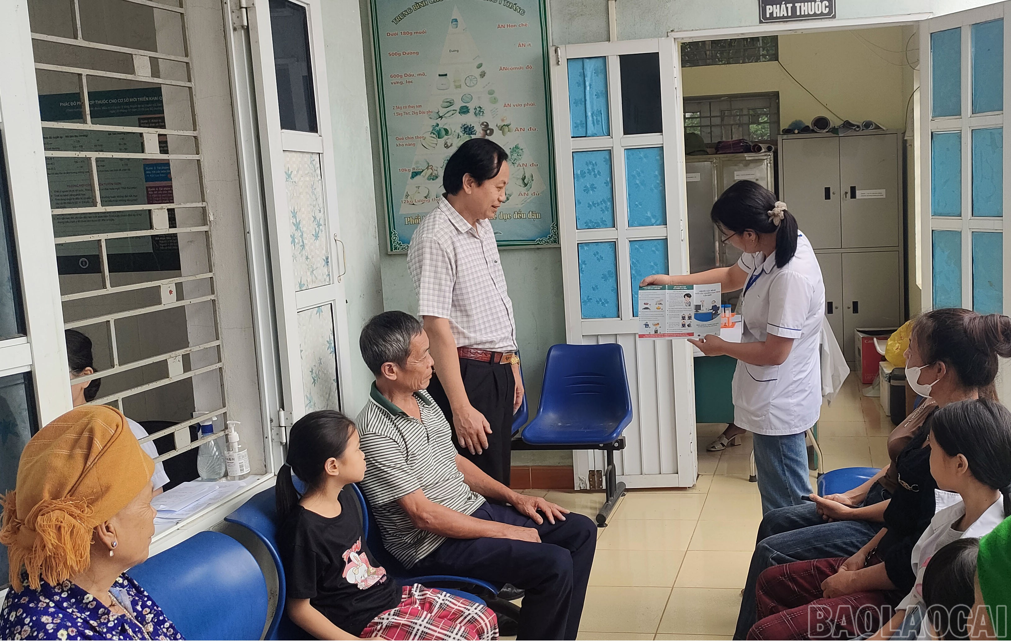 Y, bác sỹ tư vấn, giáo dục sức khỏe, phòng chống dịch bệnh theo mùa cho người dân các xã, phường. baolaocai-br_228-lao-1.jpg