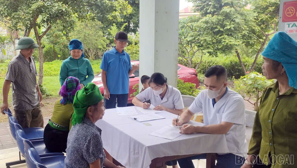Người dân đăng kí khám sàng lọc. baolaocai-br_228-lao-5.jpg