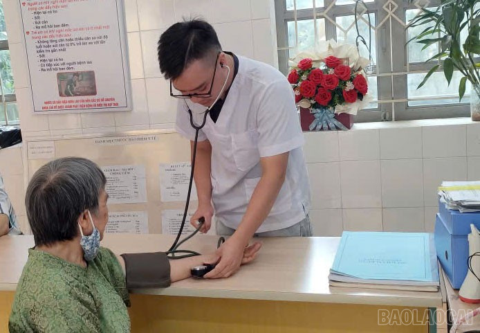 Người dân được kiểm tra sức khỏe. baolaocai-br_228-lao-7.jpg