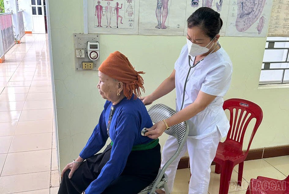 Y, bác sỹ khám lâm sàng sàng lọc các bệnh về phổi cho người dân. baolaocai-br_228-lao-6.jpg