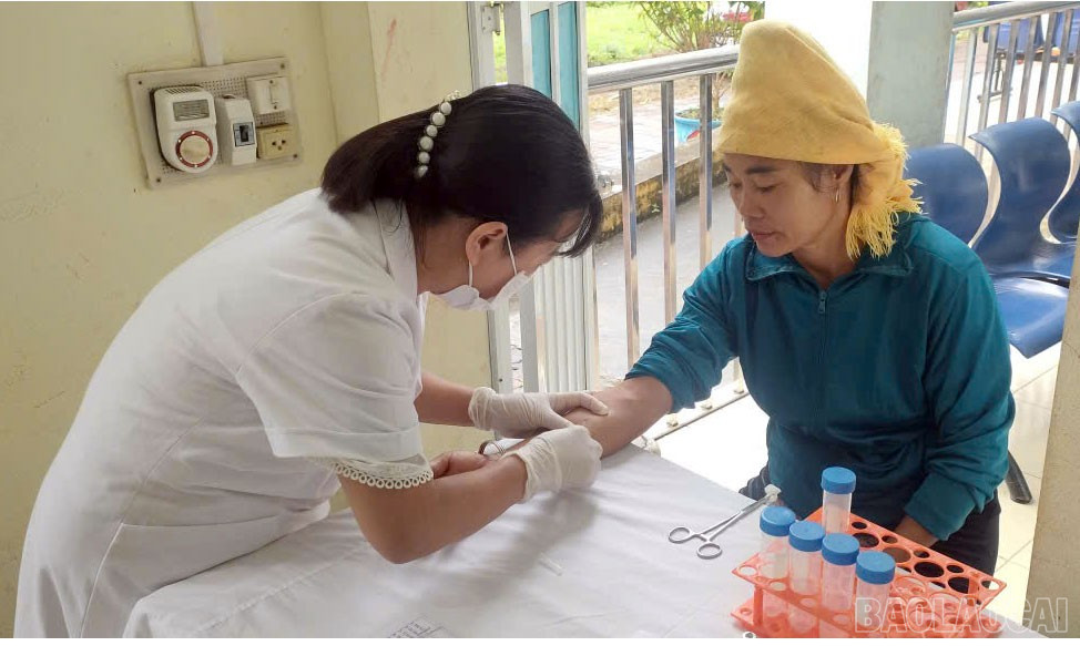 Y, bác sỹ kiểm tra sức khỏe và tiêm Mantoux để sàng lọc lao tiềm ẩn cho người nhà bệnh nhân lao. baolaocai-br_228-lao-4.jpg