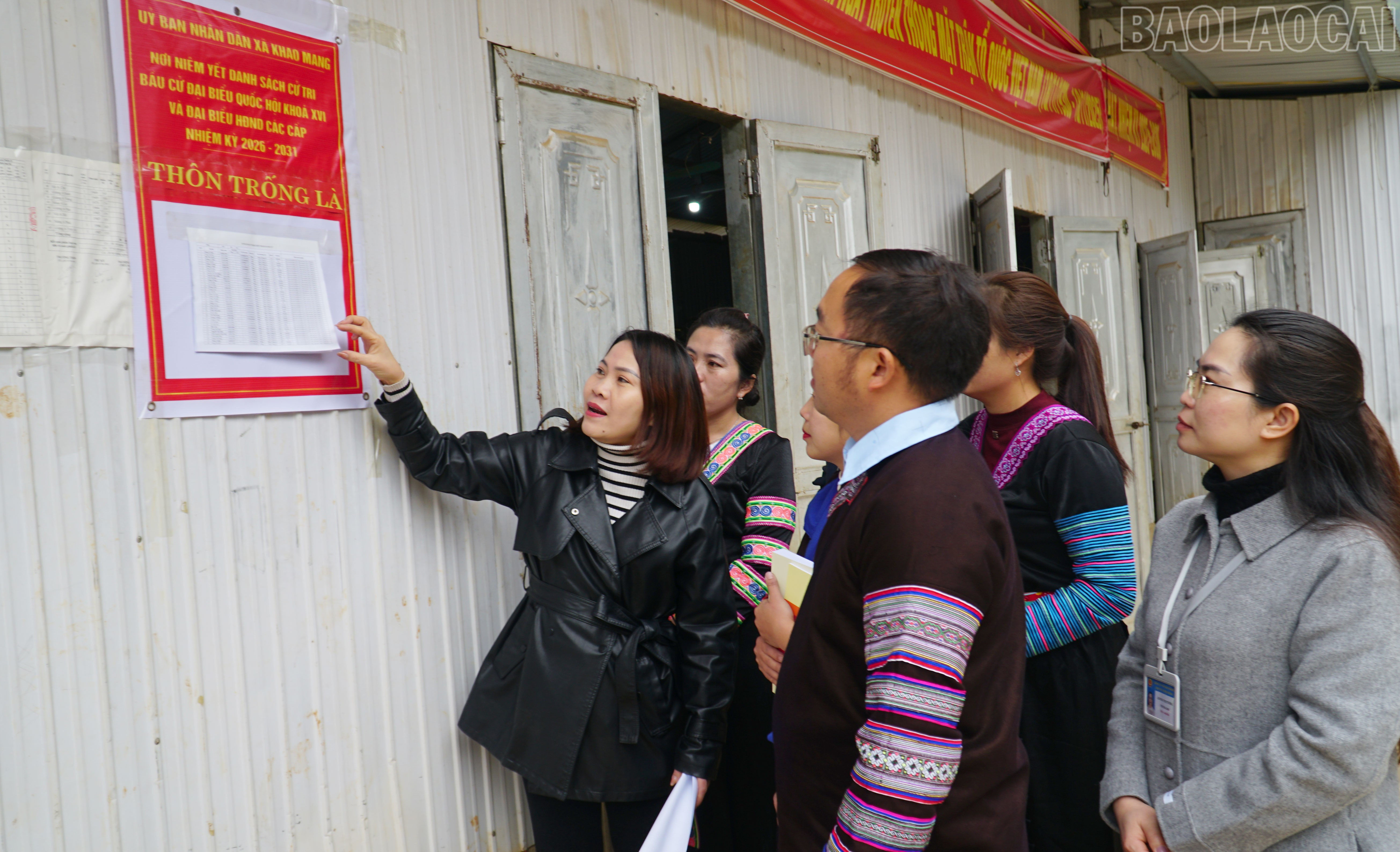 Lãnh đạo xã Khao Mang kiểm tra công tác chuẩn bị bầu cử tại thôn Trống Là.