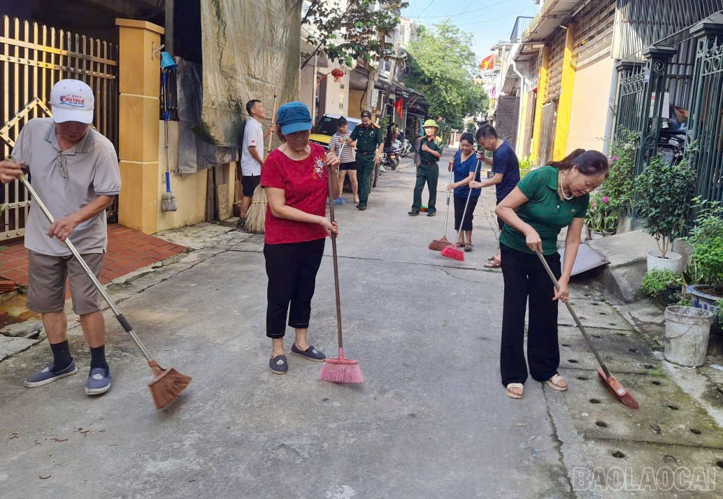 Người dân tổ dân phố Yên Ninh 11, phường Yên Bái dọn vệ sinh các tuyến đường vào những ngày thứ Bảy, Chủ nhật. baolaocai-br_yen-bai-6.jpg