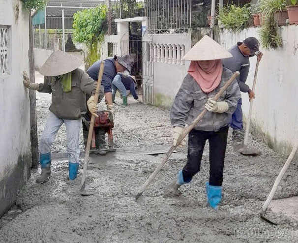 Người dân phường Yên Bái chung tay sửa chữa nâng cấp các đoạn đường. baolaocai-br_yen-bai-33.jpg