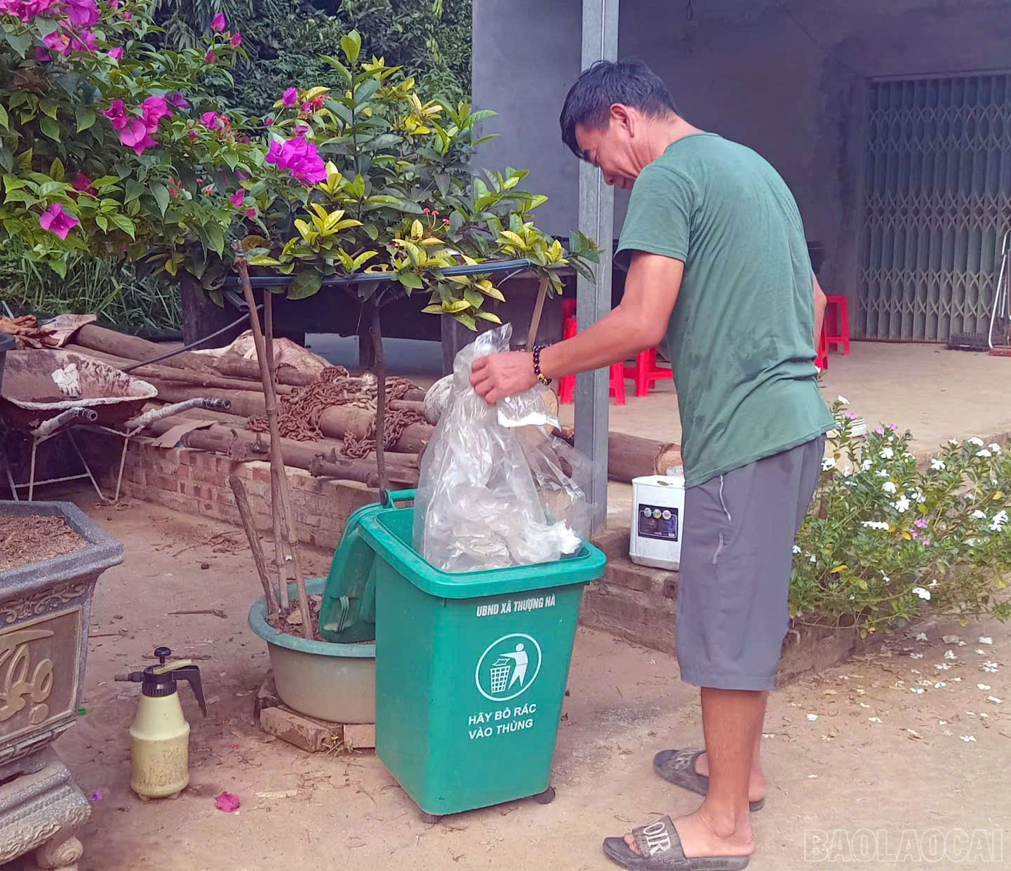 Người dân thôn 1 Mai Đào, xã Thượng Hà chủ động phân loại rác thải tại gia đình. baolaocai-br_th-a.jpg