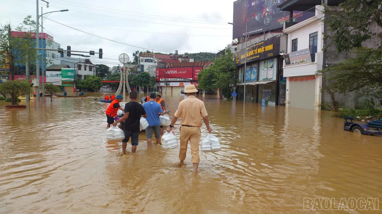 Vận chuyển thực phẩm cho người dân vùng lũ.