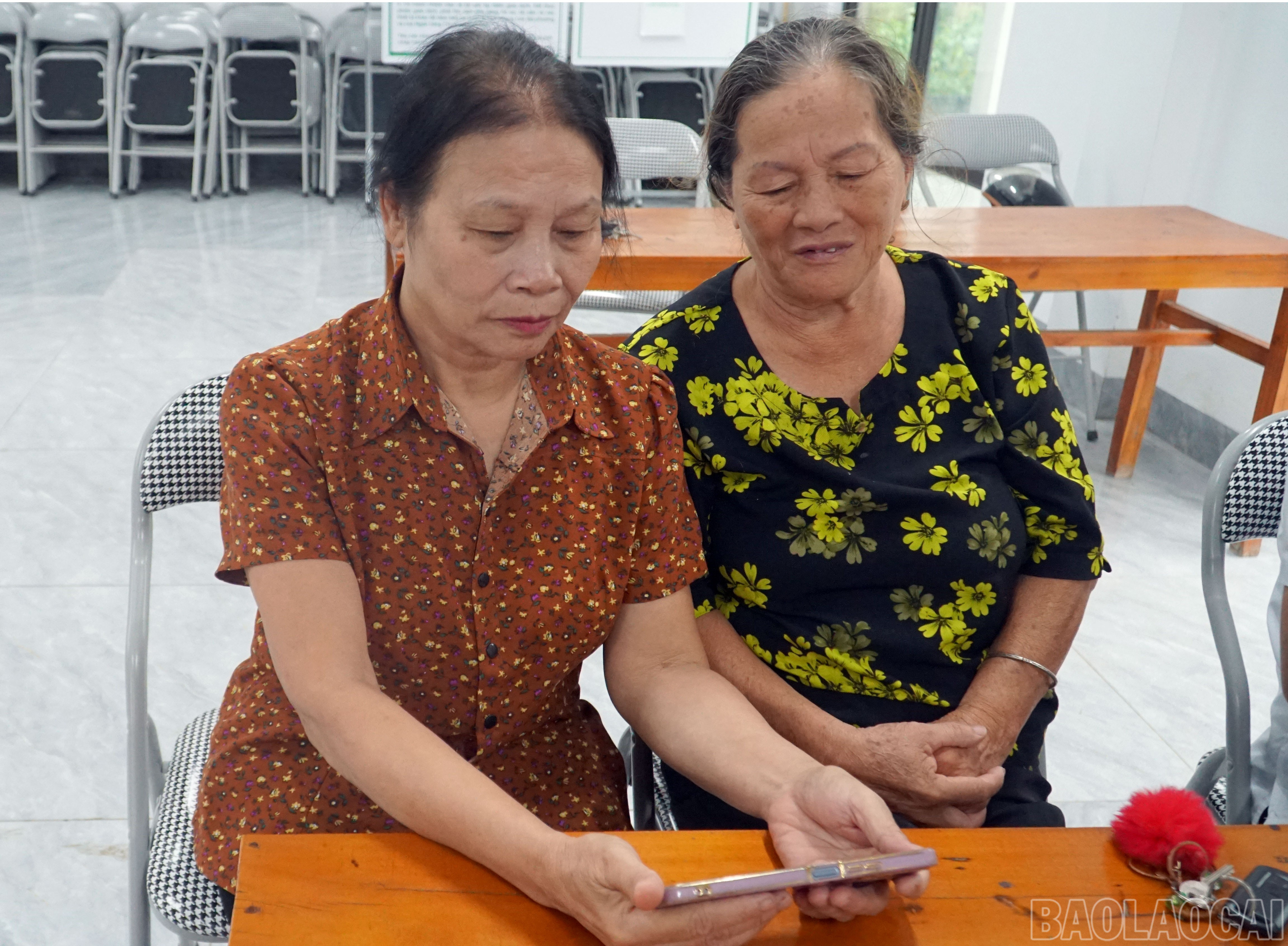 Người dân thôn Hương Lý, xã Yên Bình xem thông tin của tỉnh trên trang facebook của xã. baolaocai-br_810-nguoi-dan.jpg