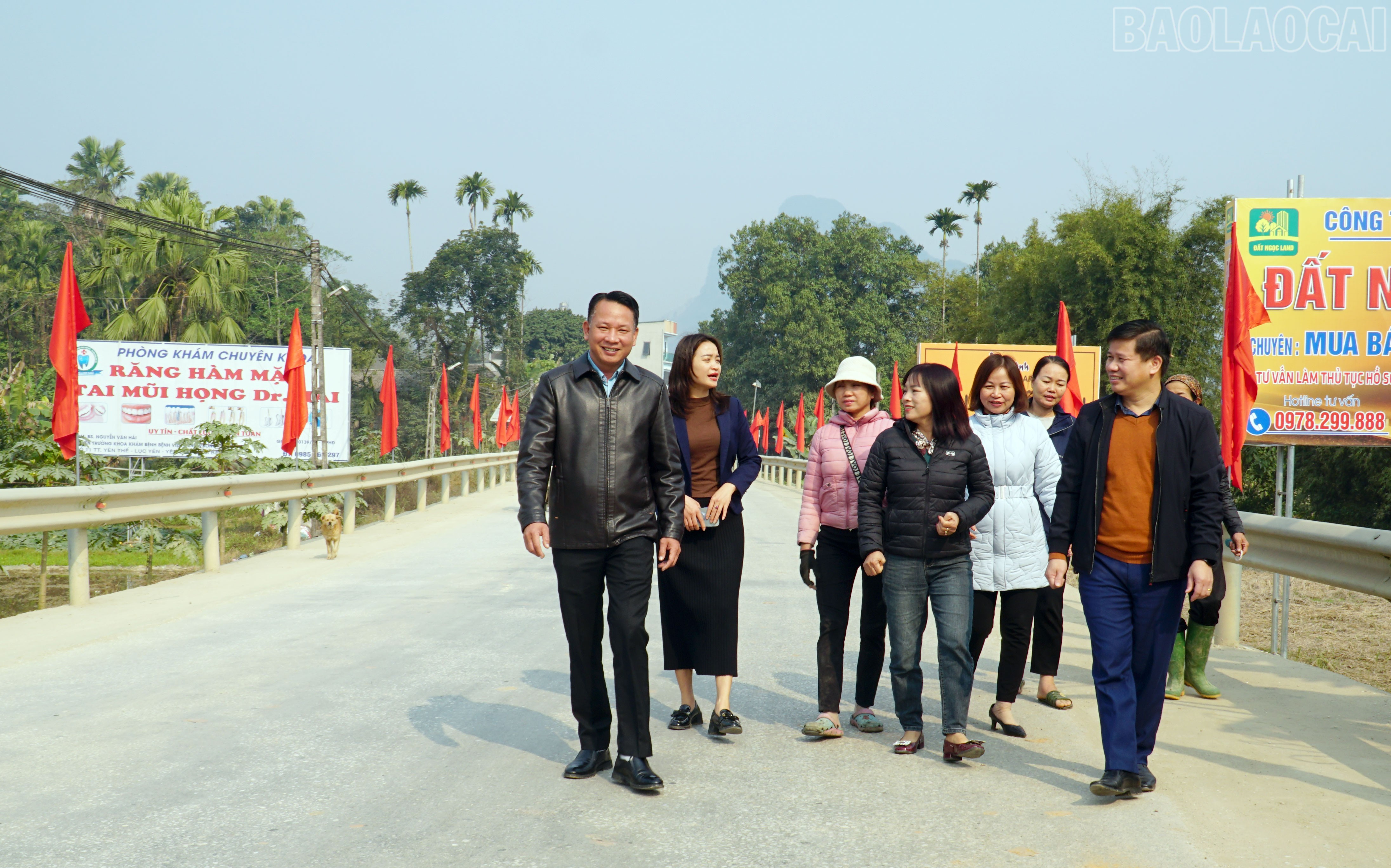 Các đơn vị đồng loạt ra quân, cắm cờ dọc các tuyến đường, khu dân cư và trục chính của phường, tạo diện mạo nông thôn tươi mới.