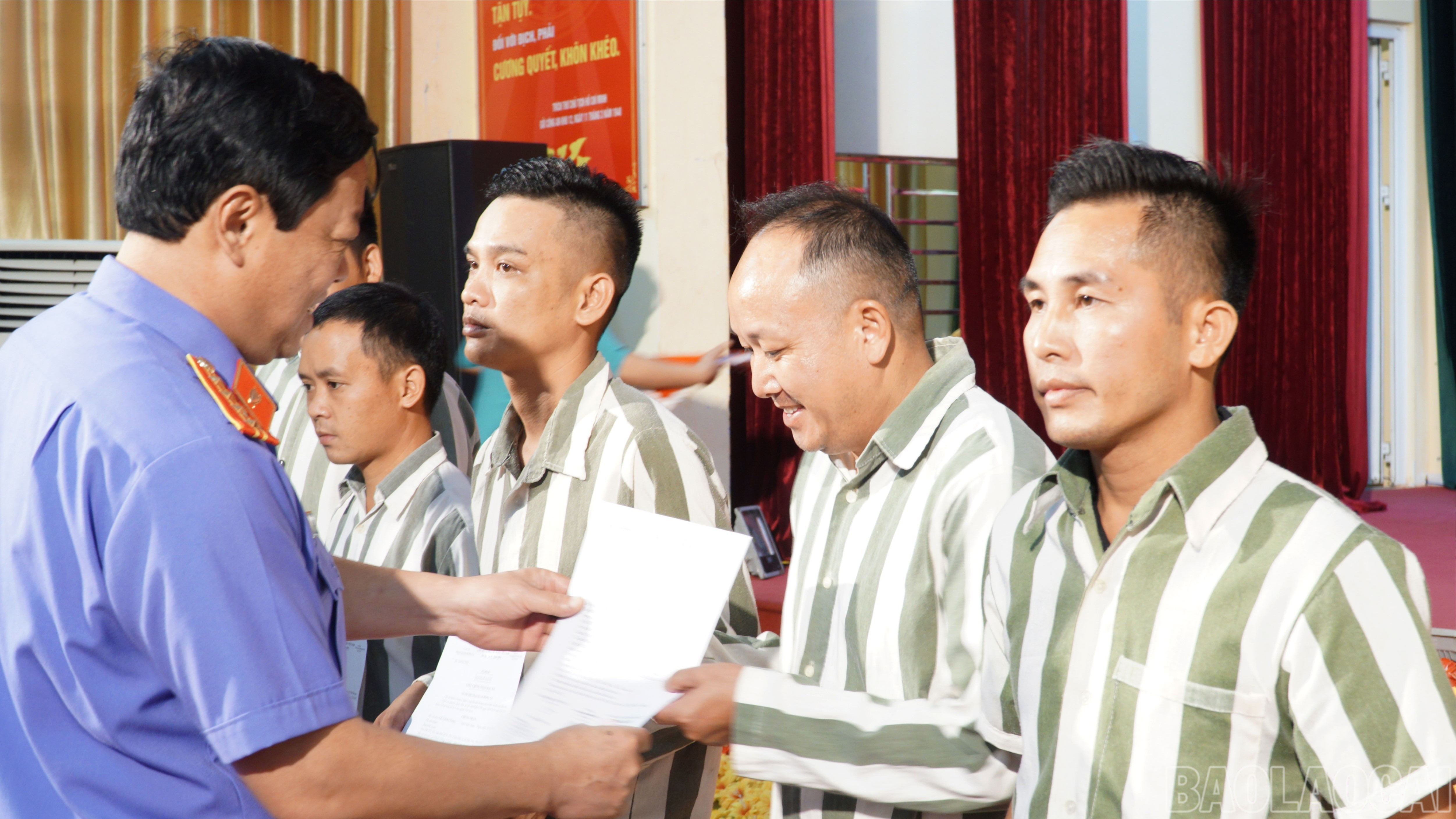 Các phạm nhân được nhận "Giấy chứng nhận đặc xá”. Các phạm nhân được nhận "Giấy chứng nhận đặc xá”.