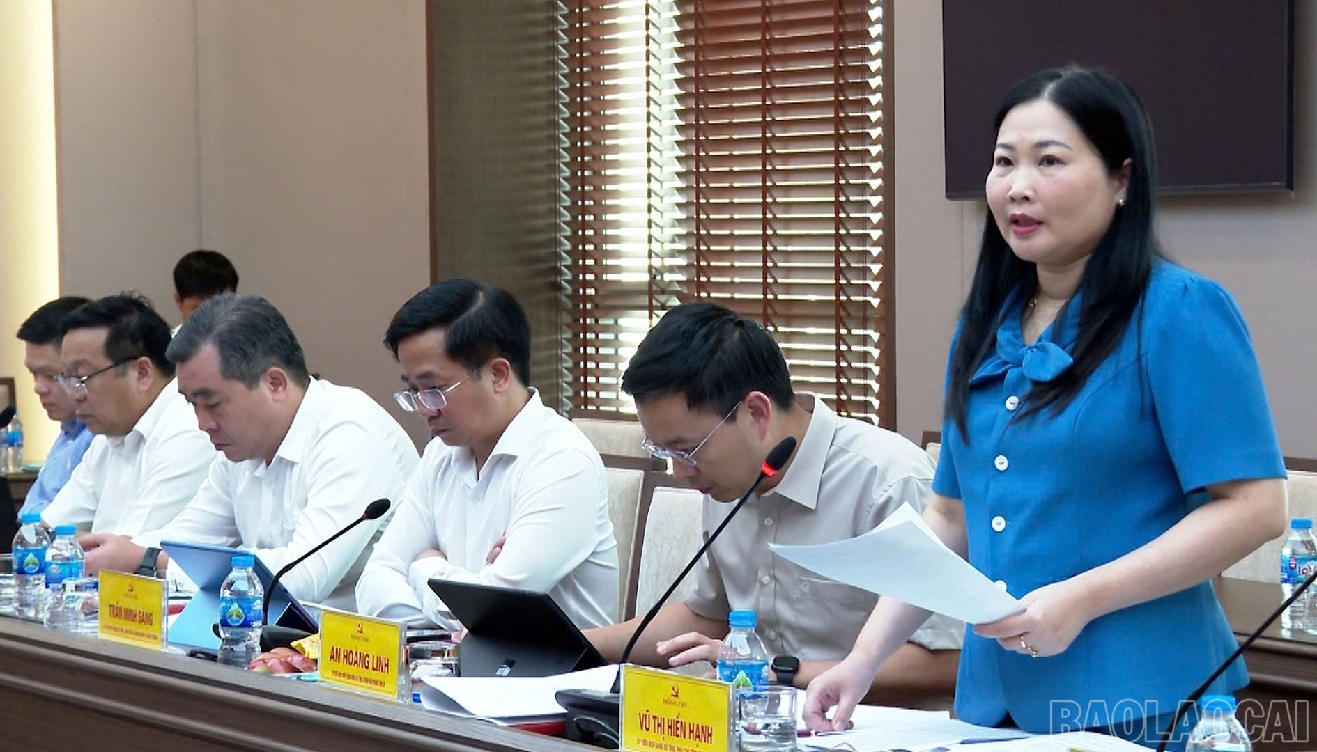 Đồng chí Vũ Thị Hiền Hạnh, Phó Chủ tịch UBND tỉnh phát biểu tại hội nghị. baolaocai-br_297-chi-hanh.jpg