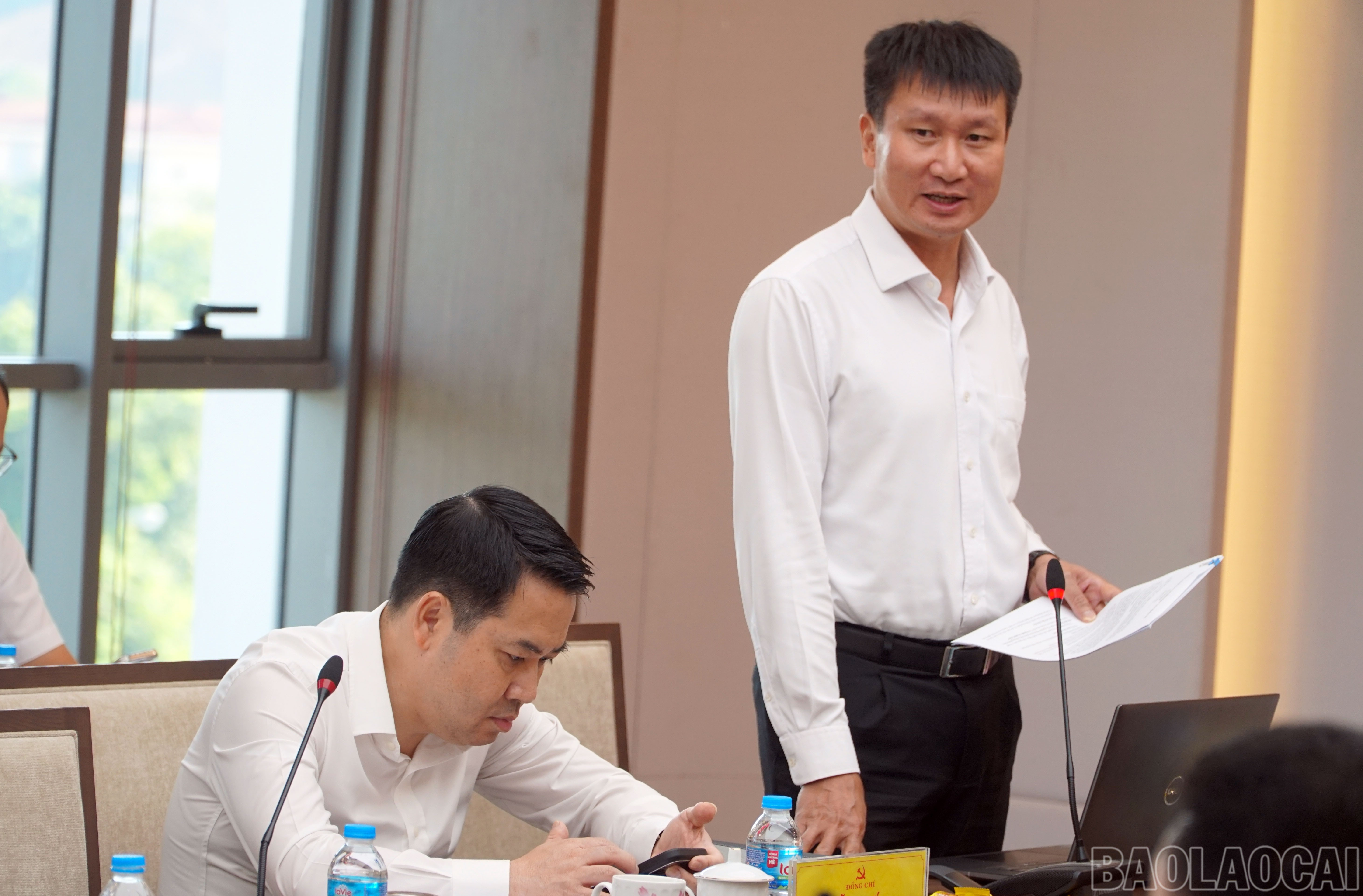 Đồng chí Trần Huy Tuấn, Phó Bí thư Tỉnh ủy, Chủ tịch UBND tỉnh phát biểu tại hội nghị. baolaocai-br_297-anh-tuan.jpg
