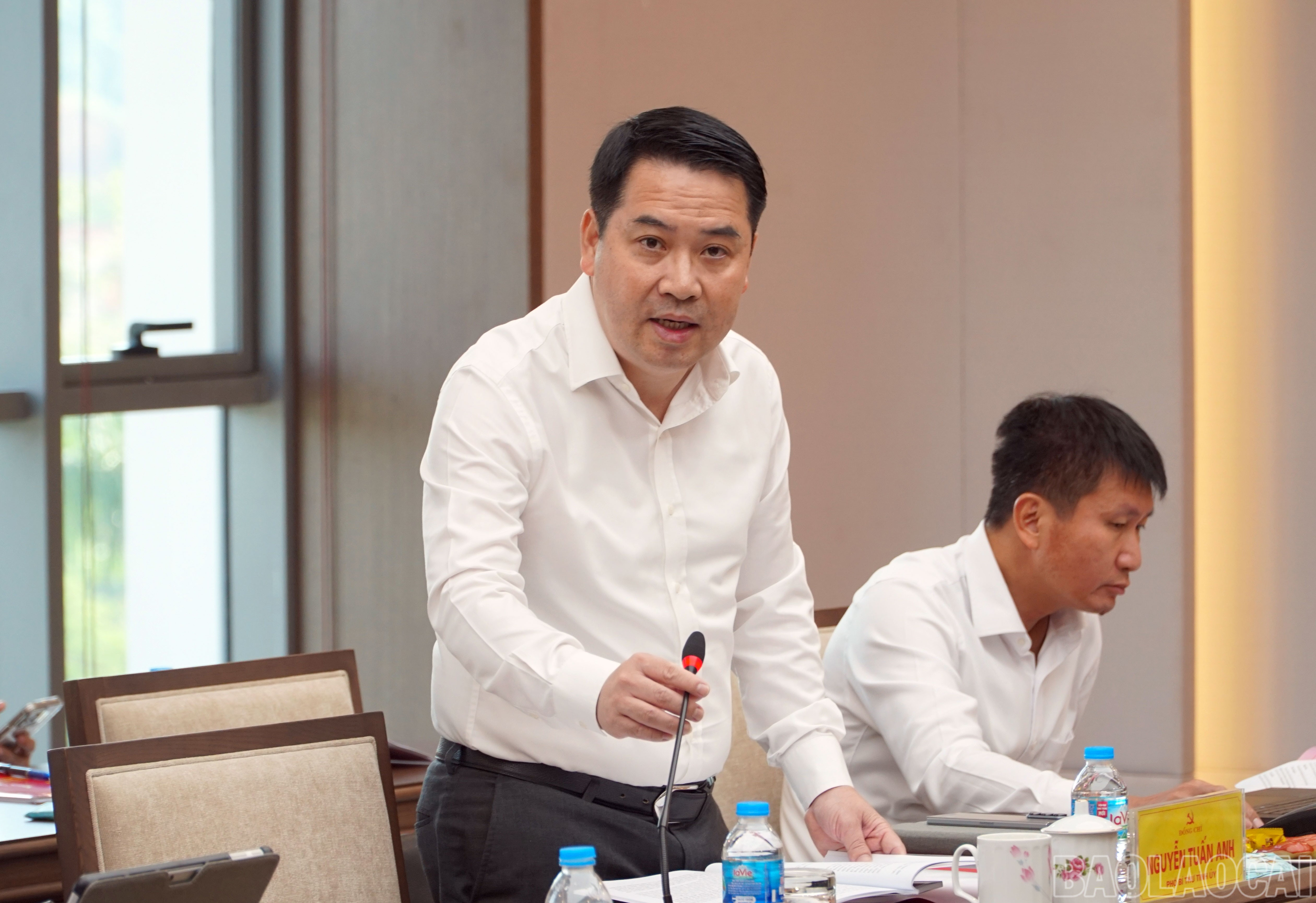 Đồng chí Nguyễn Tuấn Anh, Phó Bí thư Tỉnh ủy phát biểu tại hội nghị. baolaocai-br_297-anh-t-anh.jpg