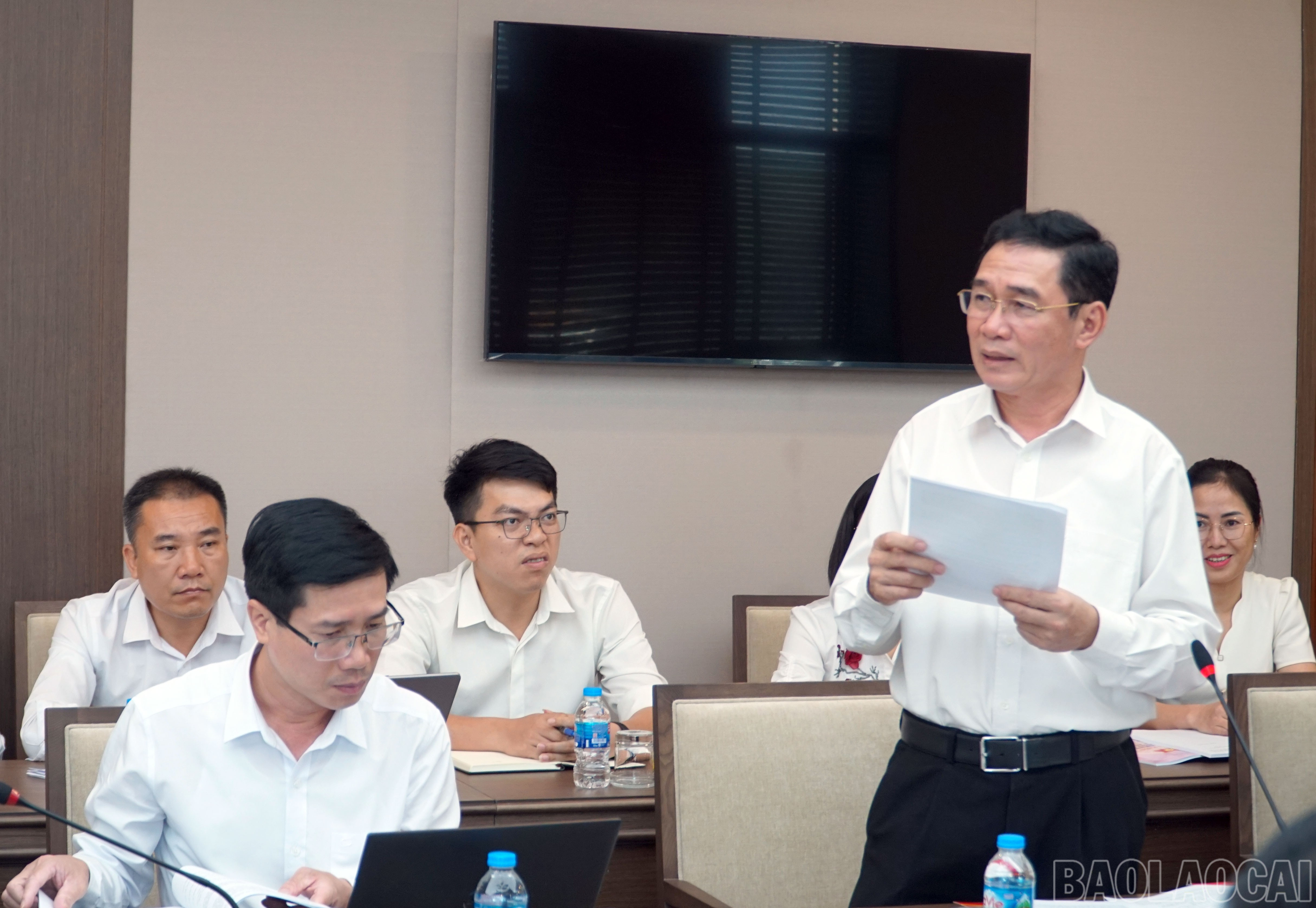 Thường trực Đảng ủy xã Văn Bàn trình bày báo cáo tại hội nghị. baolaocai-br_297-van-ban.jpg