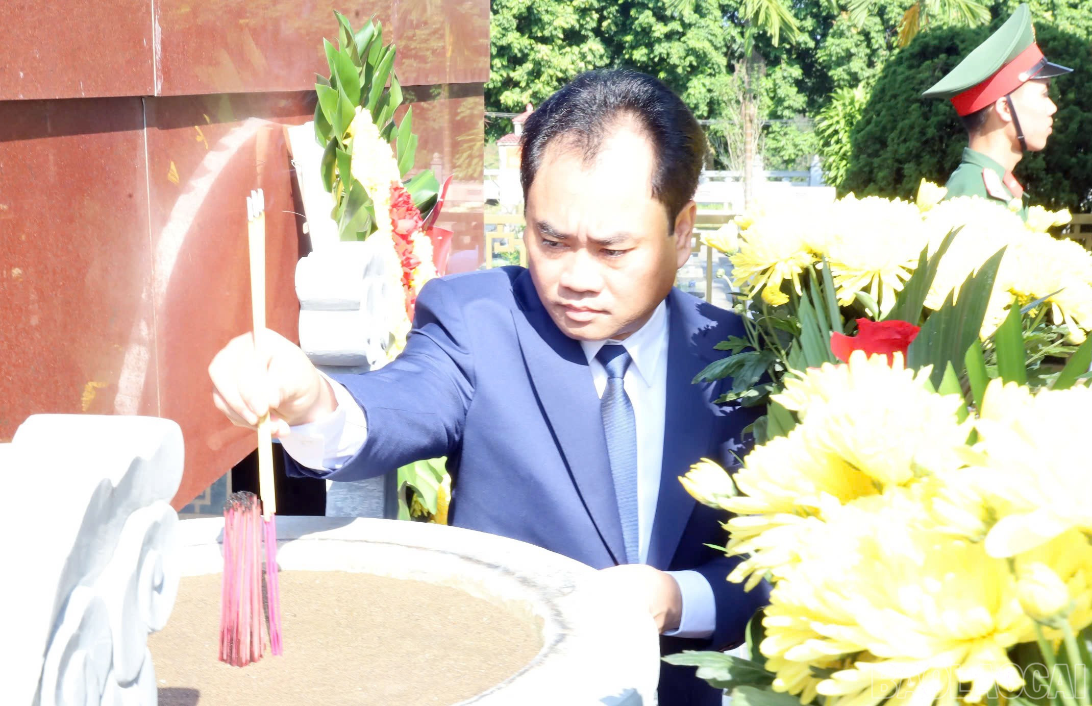 Đồng chí Trịnh Việt Hùng - Ủy viên dự khuyết Ban Chấp hành Trung ương Đảng, Bí thư Tỉnh ủy, Chủ tịch Hội đồng nhân dân tỉnh, dâng hương tưởng nhớ, tri ân các Anh hùng liệt sỹ tại Nghĩa trang Liệt sỹ trung tâm tỉnh. baolaocai-br_c10.jpg
