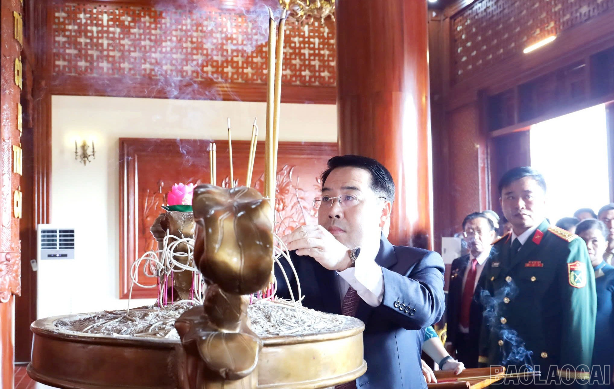Đồng chí Nguyễn Tuấn Anh - Phó Bí thư Tỉnh ủy dâng hương tưởng niệm Chủ tịch Hồ Chí Minh. baolaocai-br_c13.jpg