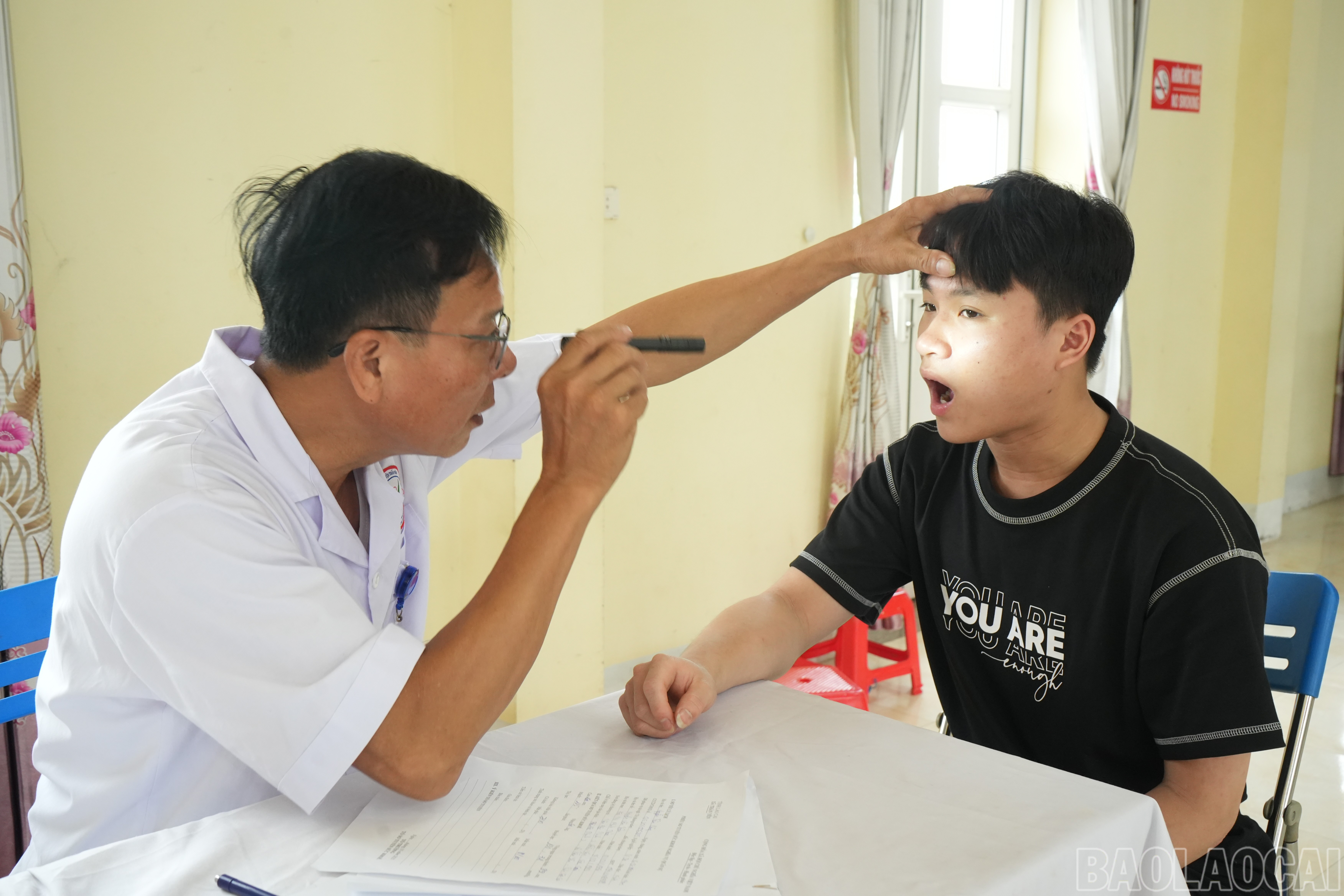 Các công dân được kiểm tra sức khỏe. baolaocai-br_1710-tuyen-quan-2.jpg