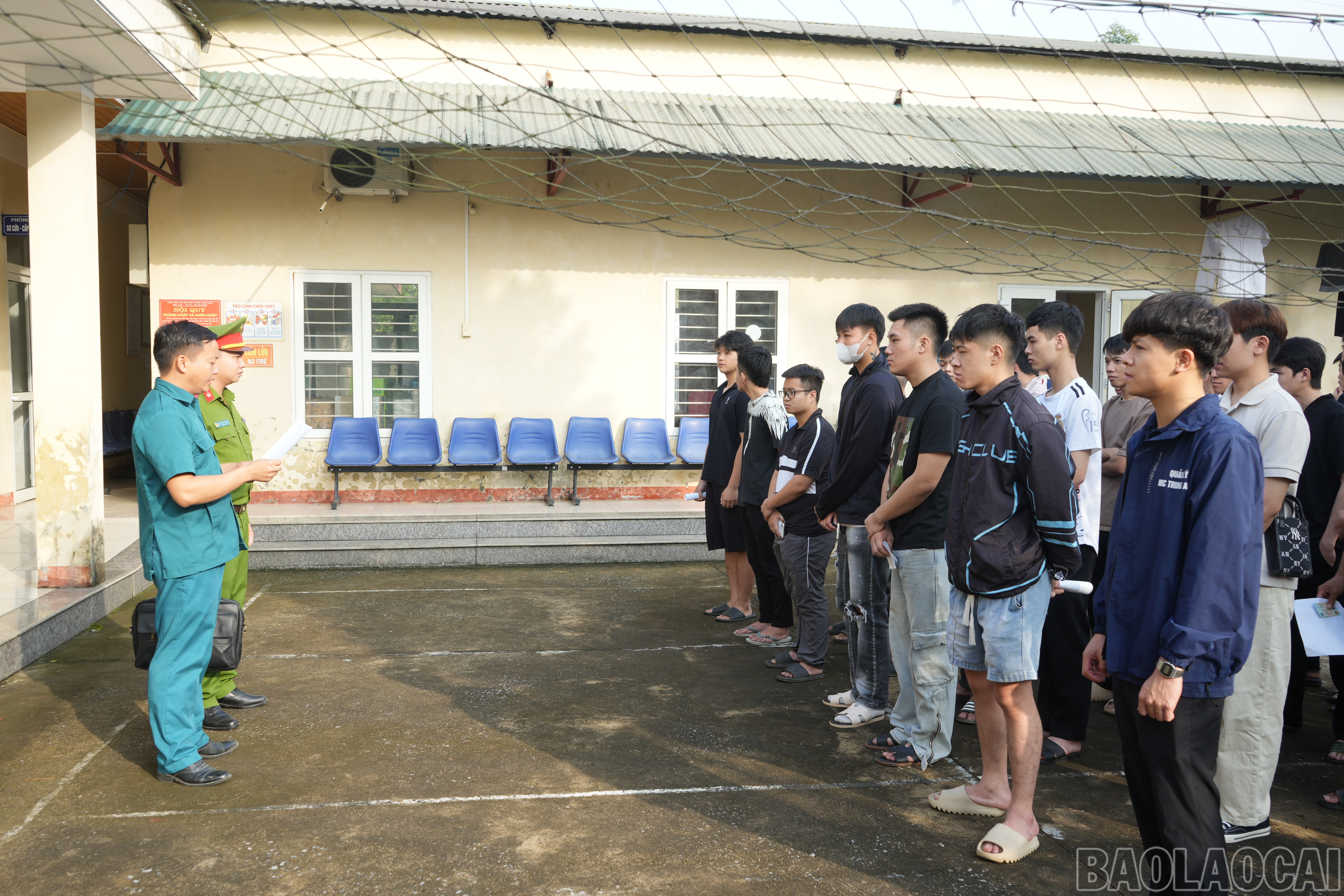 Hội đồng Nghĩa vụ quân sự xã hướng dẫn công dân công tác khám sơ tuyển. baolaocai-br_1710-tuyen-quan-1.jpg