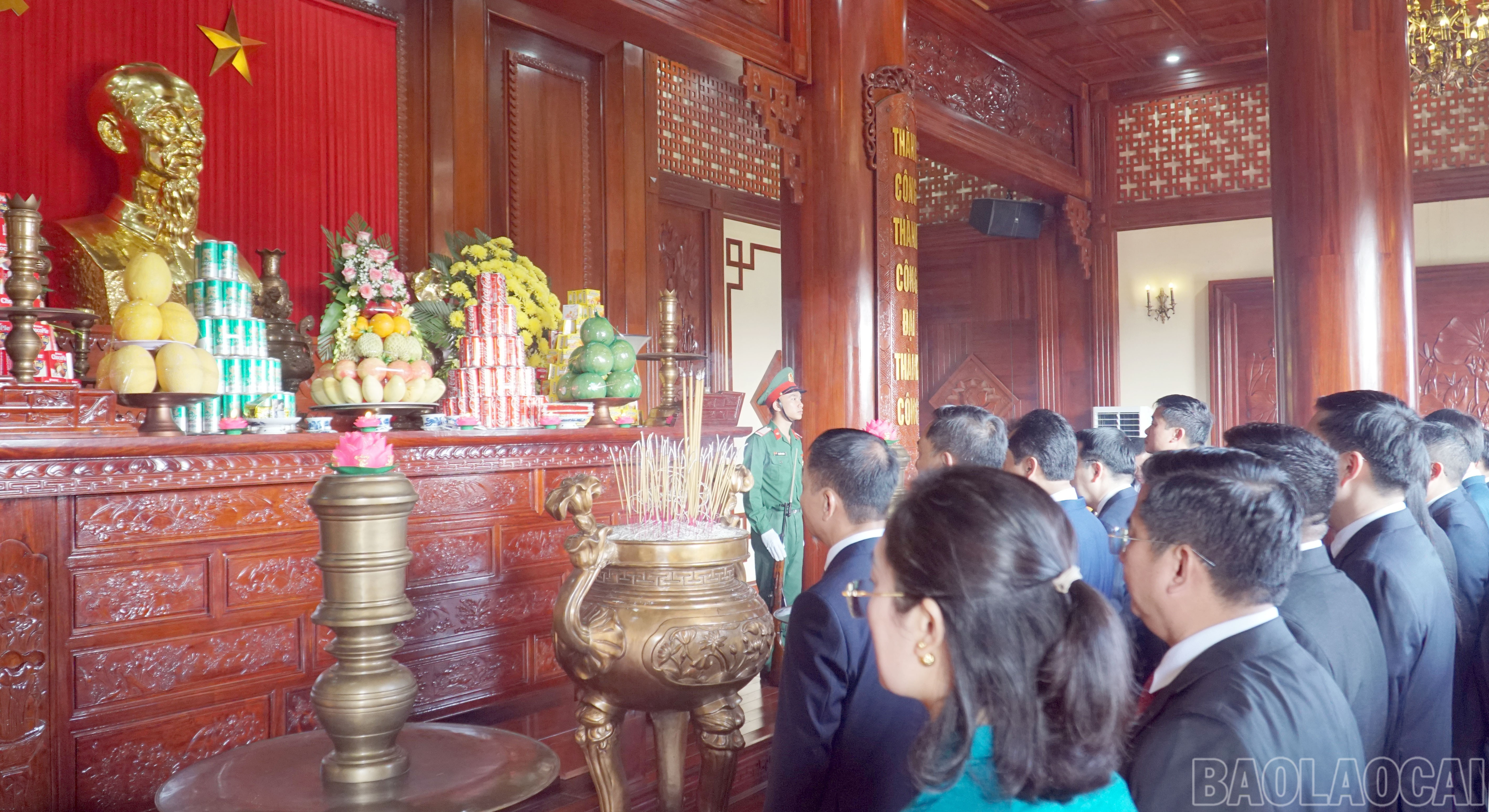 Đoàn đại biểu dâng hương tưởng niệm Chủ tịch Hồ Chí Minh. baolaocai-br_c14.jpg
