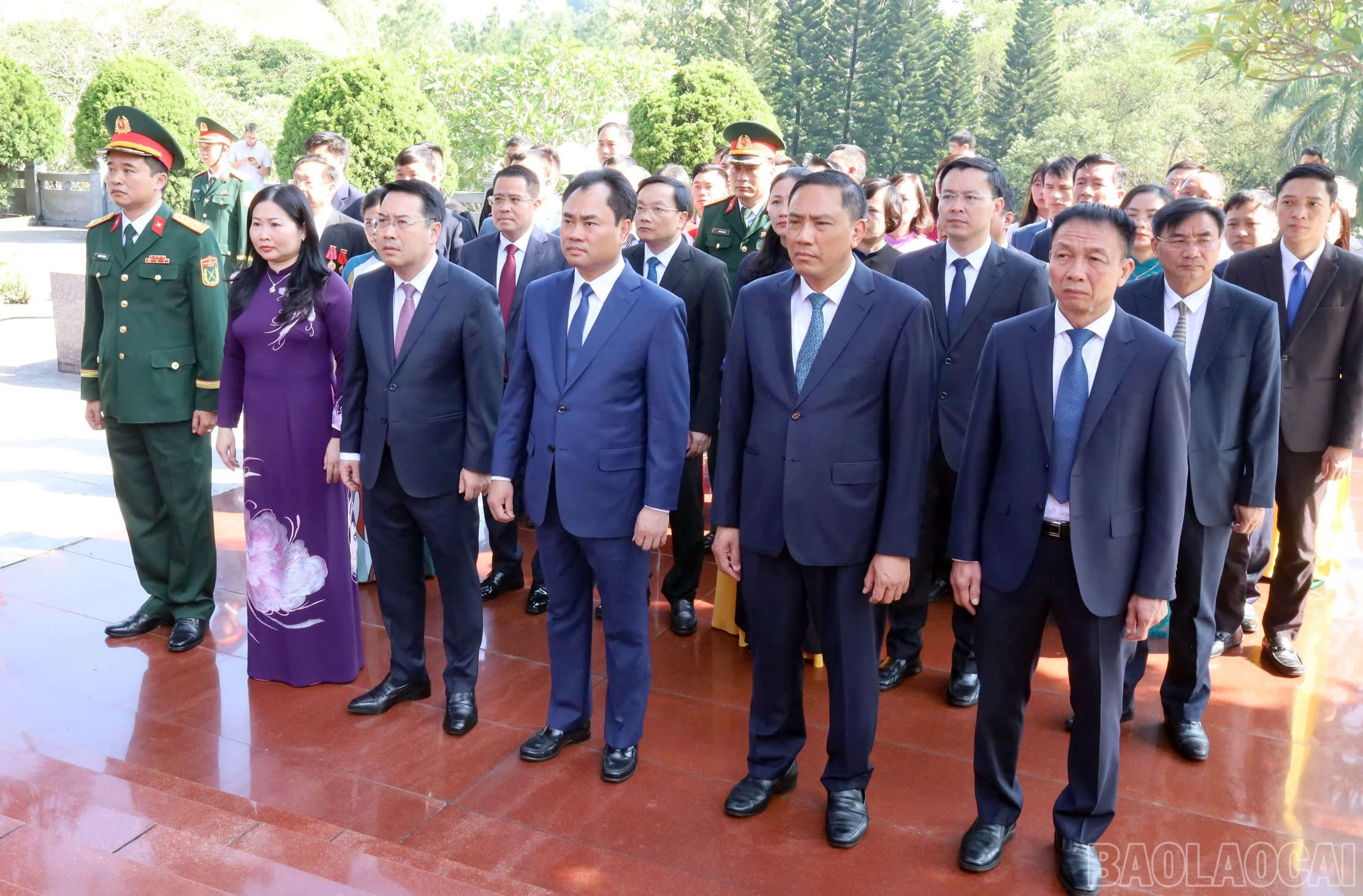 Đoàn đại biểu dự Đại hội Thi đua yêu nước tỉnh Lào Cai lần thứ I, viếng Nghĩa trang Liệt sỹ trung tâm tỉnh. baolaocai-br_c11.jpg