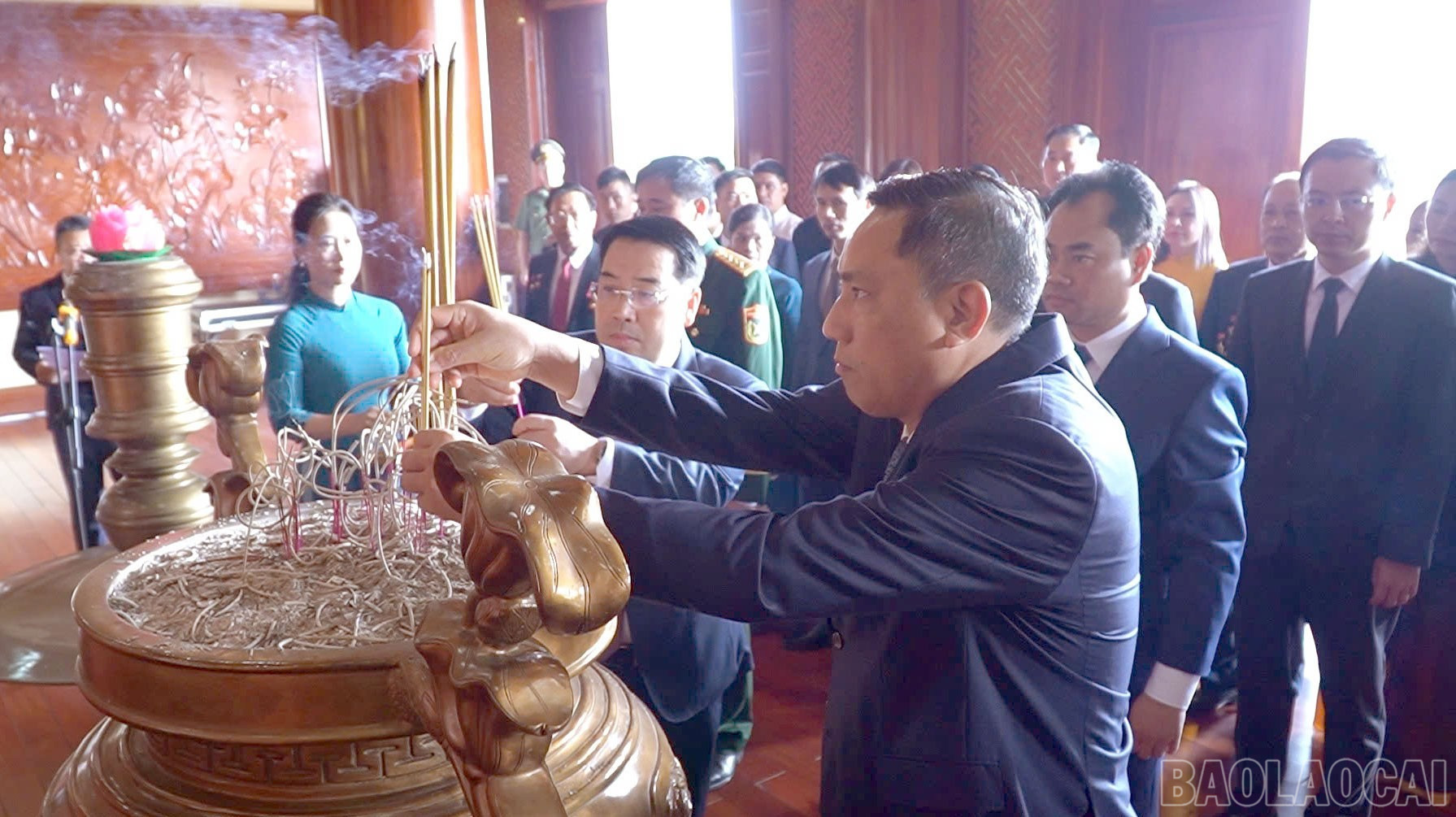 Đồng chí Hoàng Giang - Phó Bí thư Thường trực Tỉnh ủy dâng hương tưởng niệm Chủ tịch Hồ Chí Minh. baolaocai-br_c2.jpg