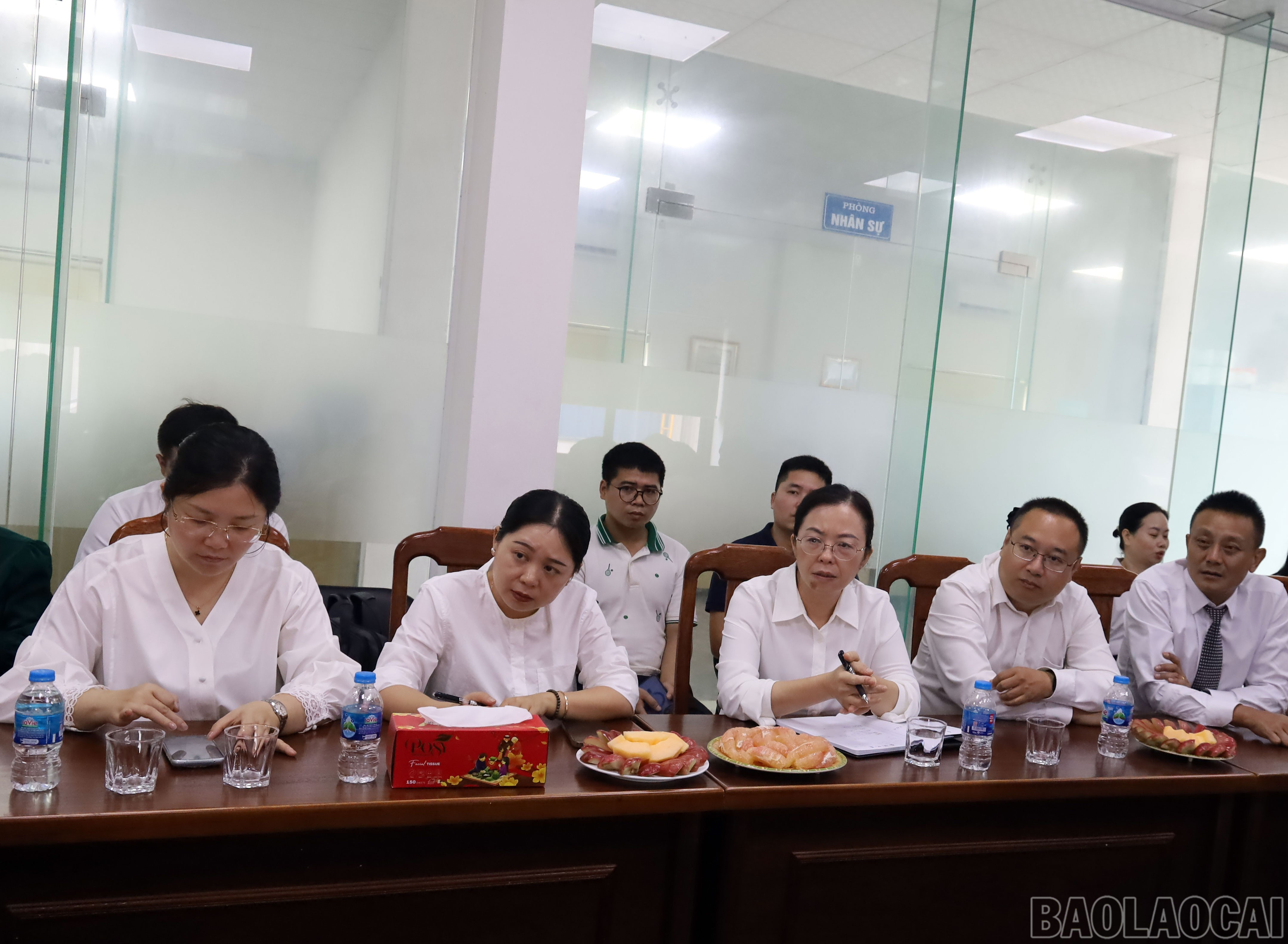 Đoàn đại biểu huyện Hà Khẩu lắng nghe các ý kiến của Công ty TNHH ngành gỗ Thiên An Việt Nam. baolaocai-br_177-anh-6.jpg