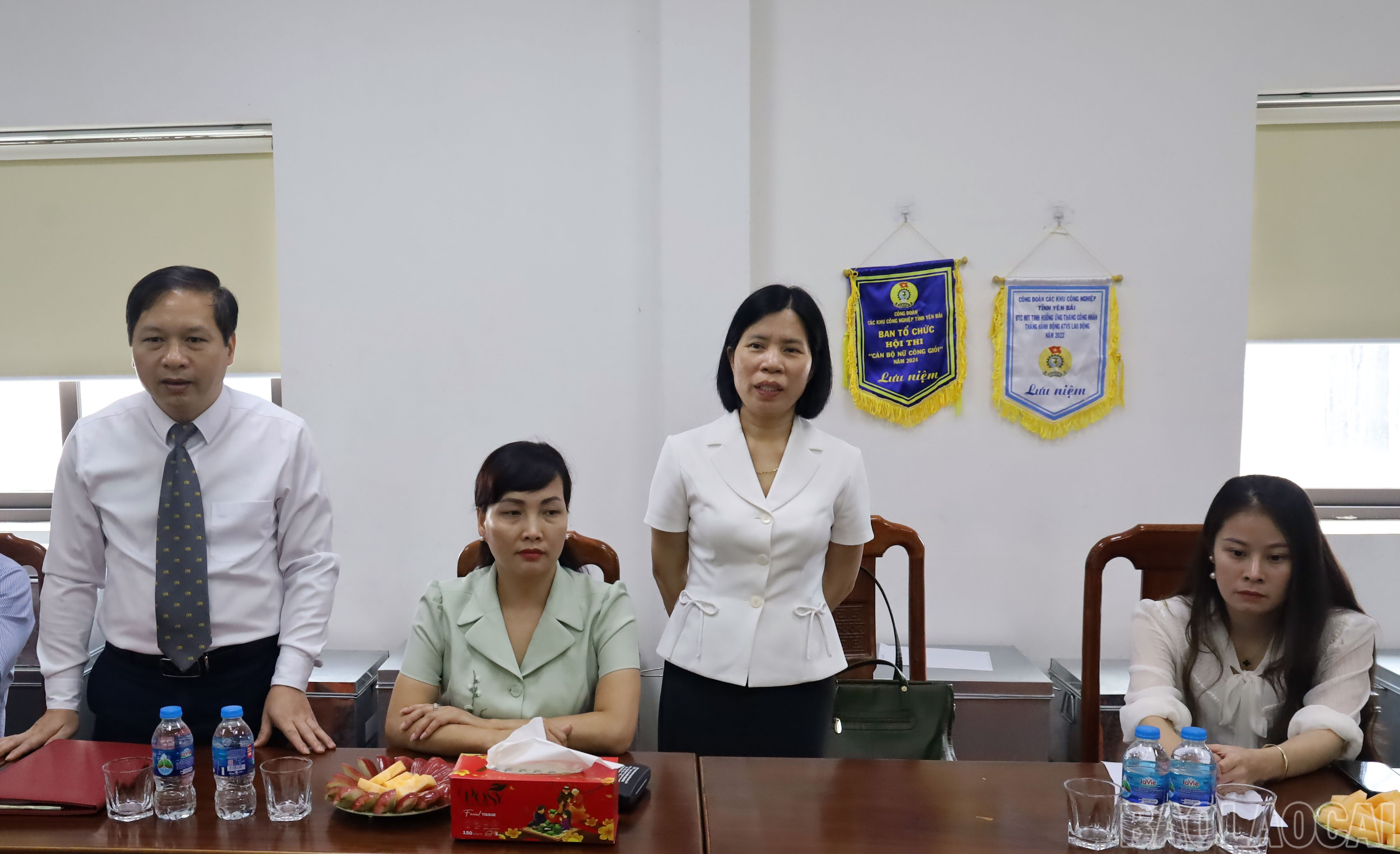 Lãnh đạo Ban Quản lý các Khu công nghiệp tỉnh trao đổi tình hình sản xuất, kinh doanh với đoàn đại biểu. baolaocai-br_177-anh-4.jpg