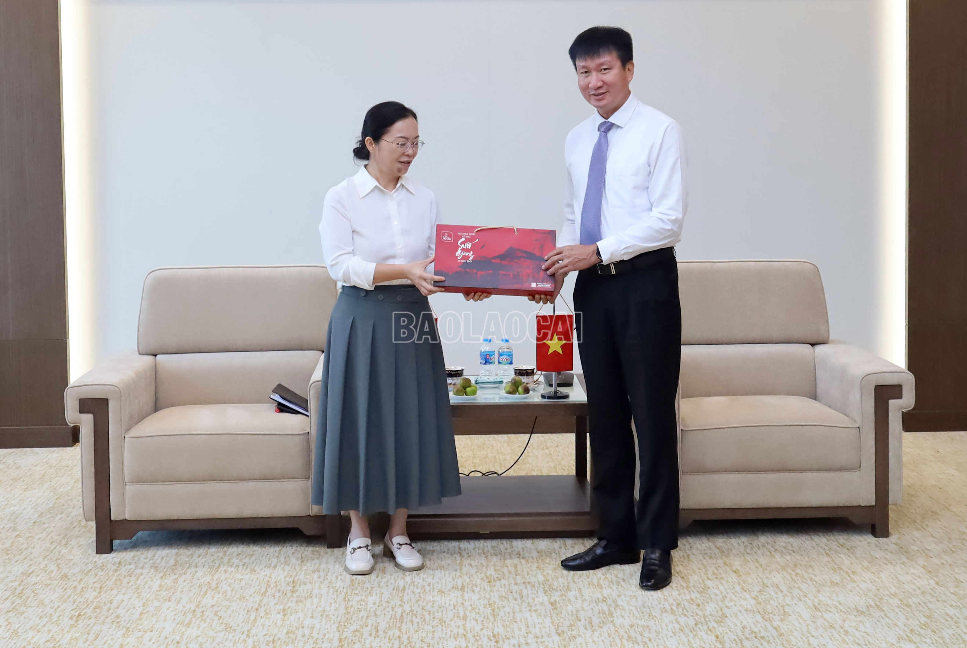 Lãnh đạo hai bên tặng quà cho nhau, thể hiện tinh thần đoàn kết, hữu nghị giữa hai địa phương. baolaocai-c_177-anh-3.jpg