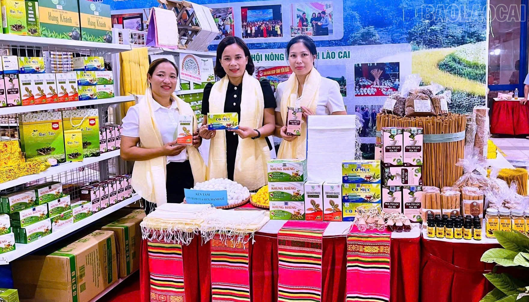 សមាគមកសិករឃុំត្រាន់យ៉េន ផ្សព្វផ្សាយ និងណែនាំផលិតផលសម្រាប់សមាជិករបស់ខ្លួន តាមរយៈពិព័រណ៍កសិកម្ម និងពាណិជ្ជកម្ម ពិព័រណ៍ផលិតផលកសិកម្ម និងភ្ជាប់ជាមួយមជ្ឈមណ្ឌលពាណិជ្ជកម្ម និងផ្សារទំនើប តាមរយៈកម្មវិធី FFF... baolaocai-tr_2-7234.jpg