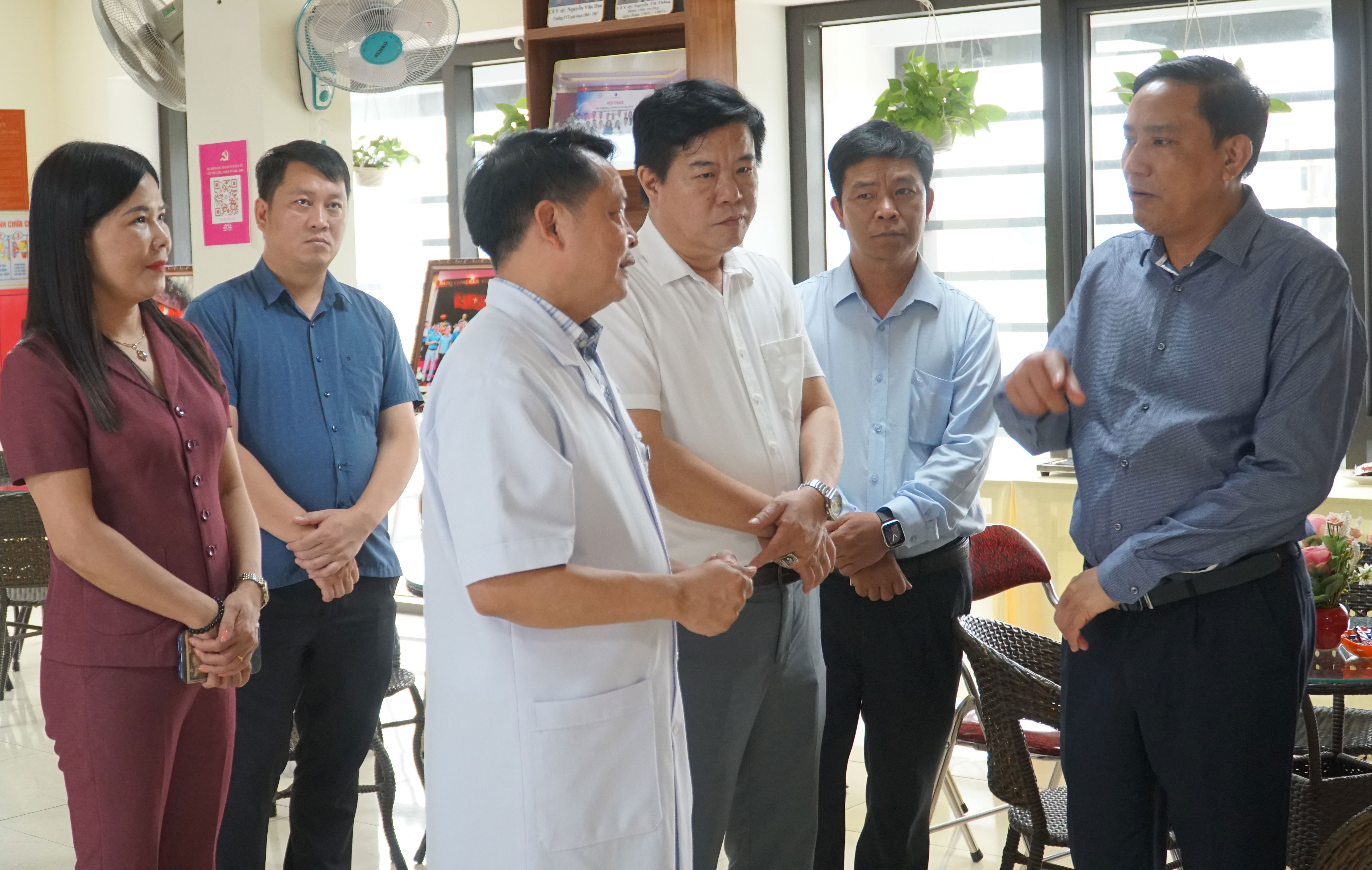 Đồng chí Hoàng Giang, Phó Bí thư Thường trực Tỉnh ủy trao đổi với Giám đốc Trung tâm Y tế khu vực Văn Yên. 147-anh-3.jpg