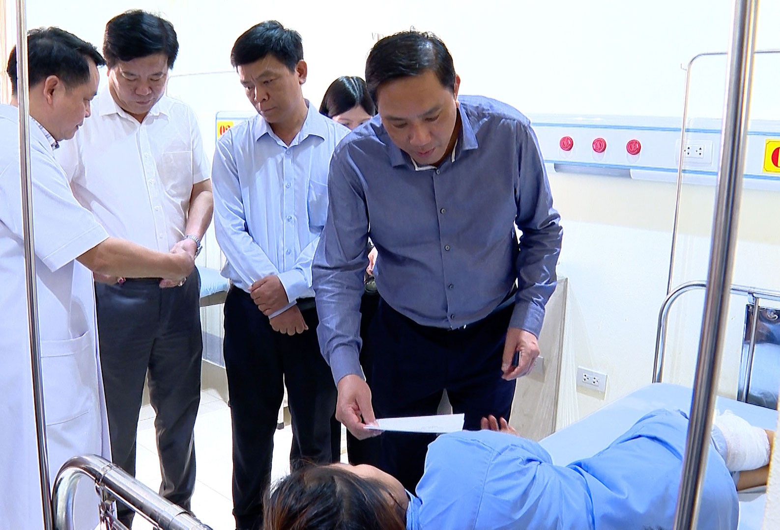 Đồng chí Hoàng Giang, Phó Bí thư Thường trực Tỉnh ủy hỏi thăm sức khỏe mẹ con chị Vân Anh. 147-phong.jpg