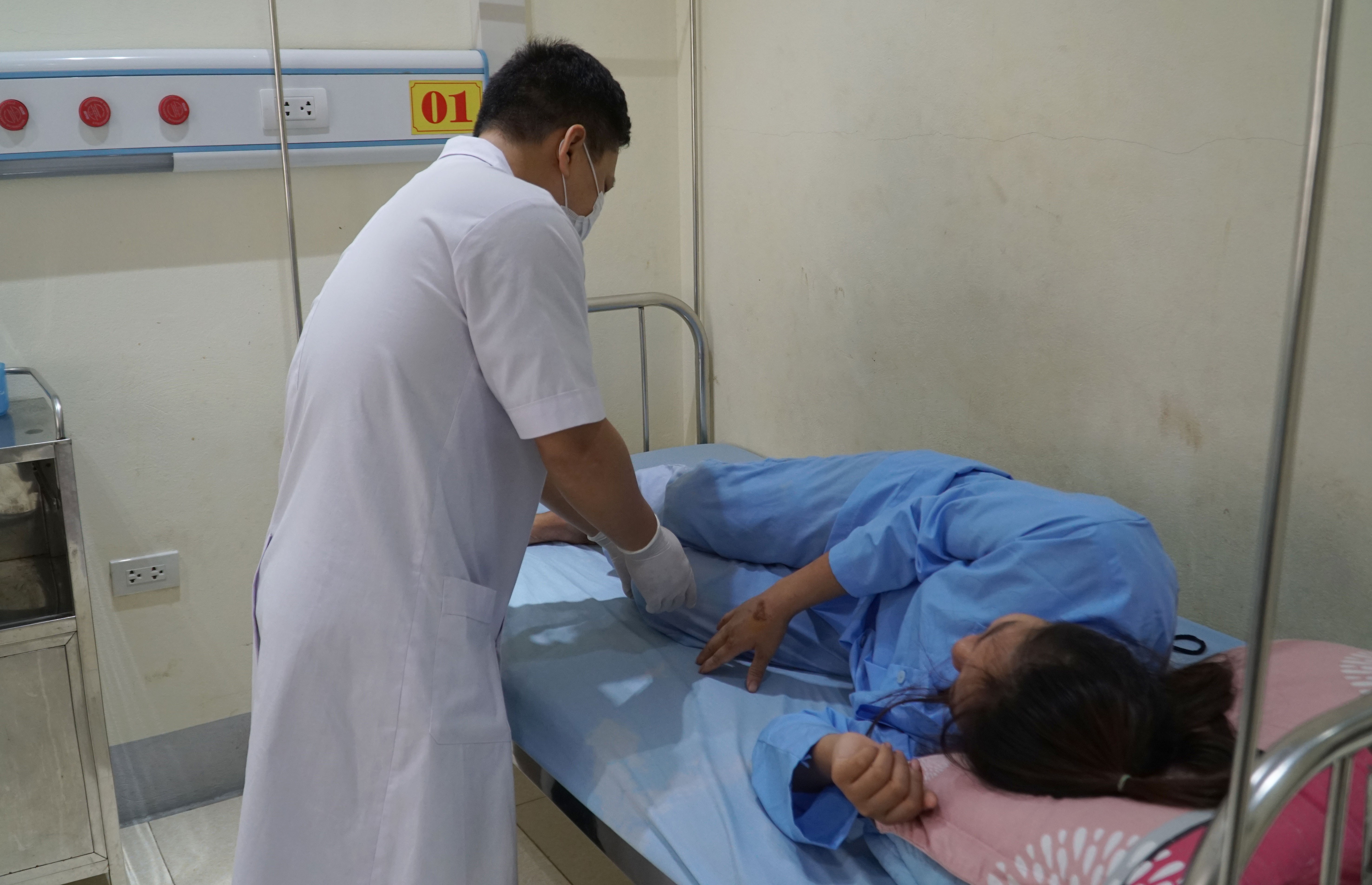 Bác sĩ kiểm tra vết thương cho chị Bùi Vân Anh. 147-anh-5.jpg