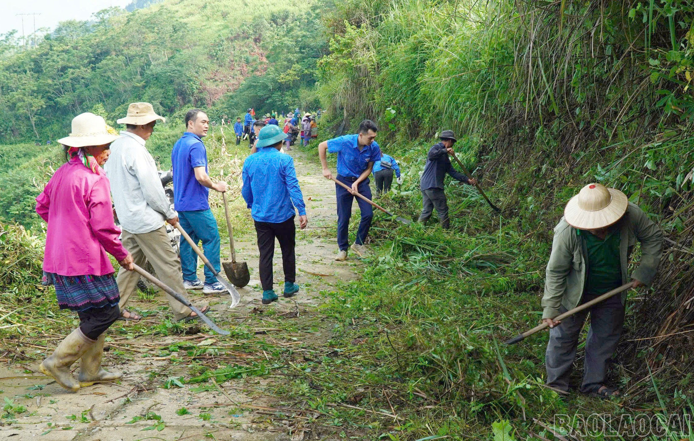 Đoàn xã Mường Khương hưởng ứng phong trào “Tuổi trẻ chung tay xây dựng nông thôn mới”. baolaocai-br_muong-khuong-2.jpg