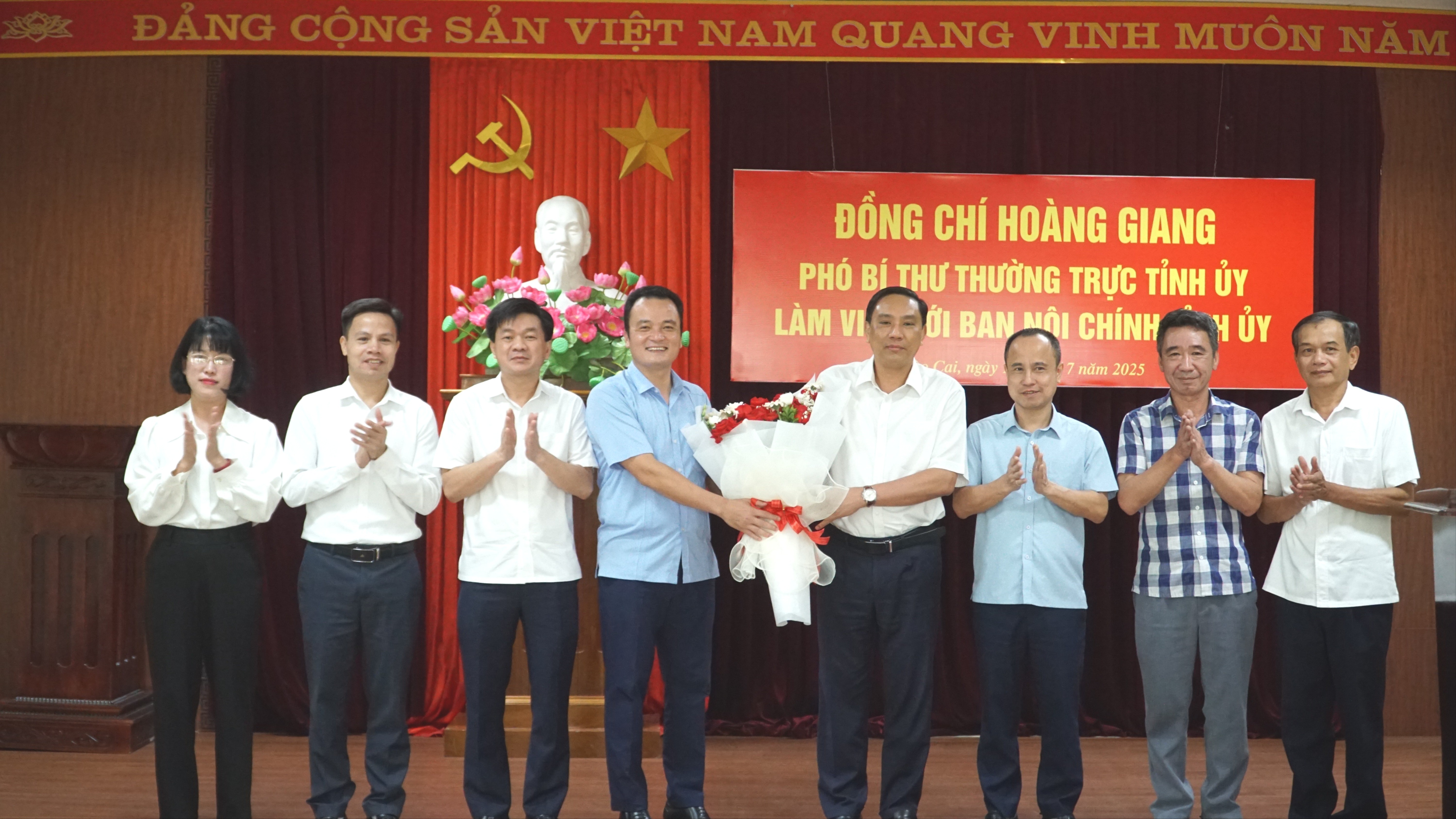 Đồng chí Giàng Quốc Hưng, Ủy viên Ban Thường vụ, Trưởng Ban Nội chính Tỉnh ủy tặng hoa chúc mừng đồng chí Hoàng Giang, Phó Bí thư Thường trực Tỉnh ủy tại buổi làm việc. dsc05452-1809.jpg