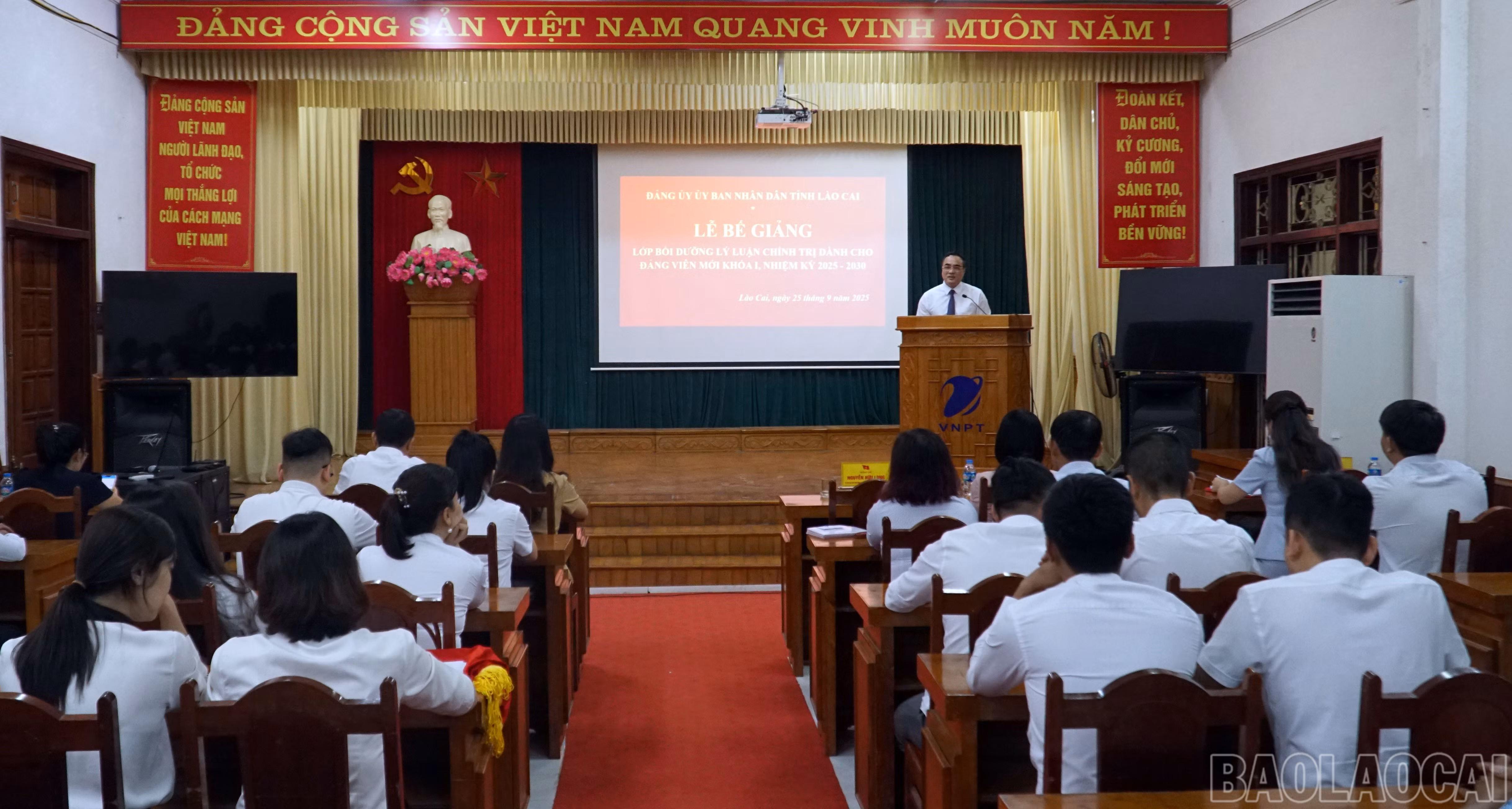 Toàn cảnh Lễ bế giảng.