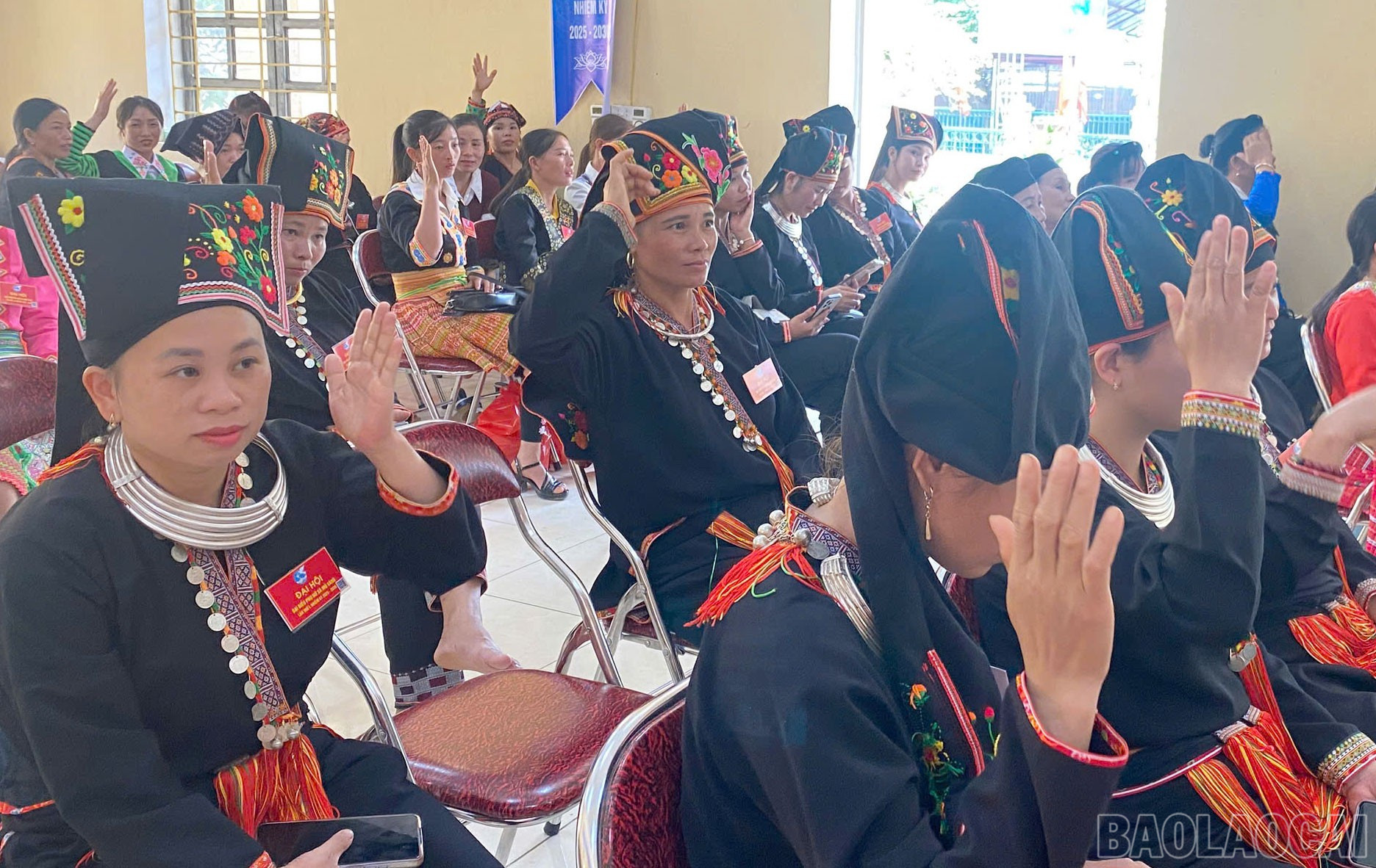 Các đại biểu biểu quyết thông qua nghị quyết đại hội. baolaocai-br_mo-vang-11.jpg