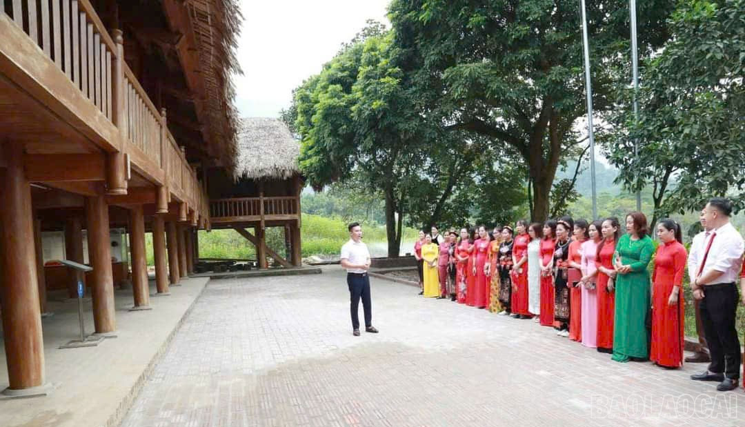 Trung tâm Chính trị xã Trấn Yên tuyên truyền, giáo dục lịch sử Đảng tại di tích nhà ông Trần Đình Khánh - Trụ sở Ủy ban Hành chính kháng chiến đầu tiên của tỉnh, tọa lạc tại làng Vần, xã Việt Hồng. baolaocai-br_1010-viet-hong-1.jpg