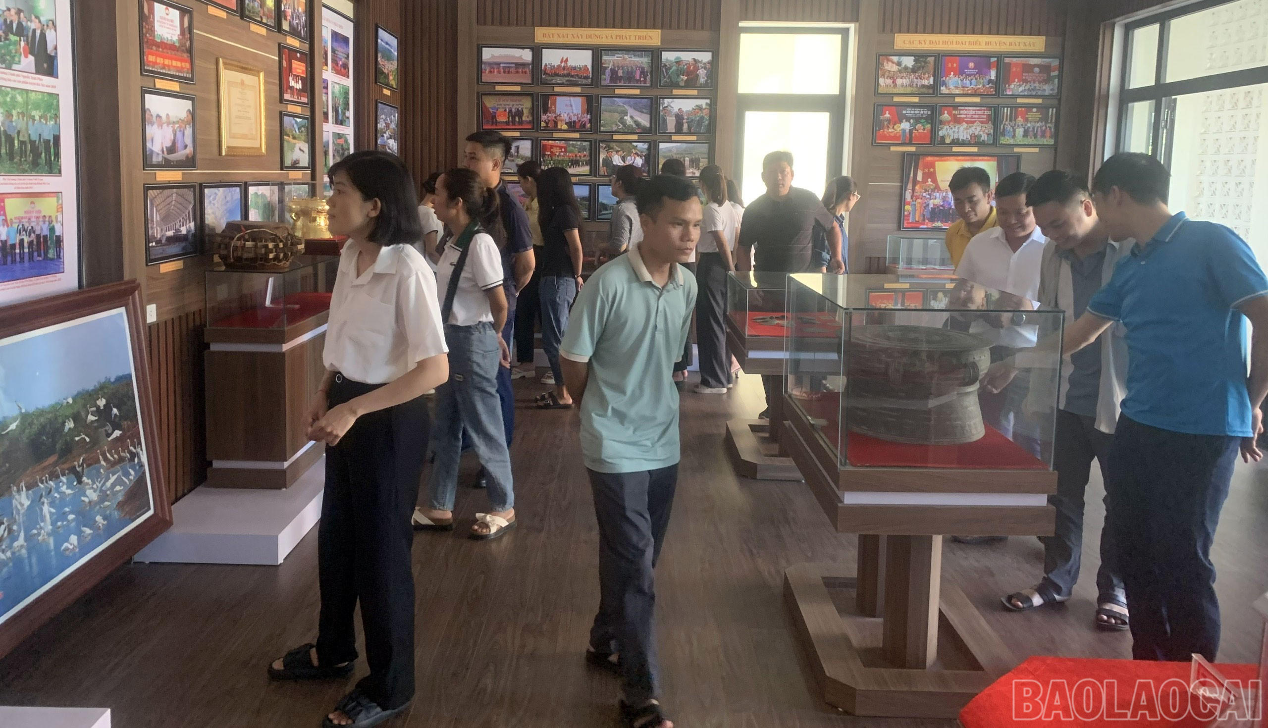 Học viên lớp Đảng viên mới của xã Bát Xát được bồi dưỡng chuyên đề lịch sử Đảng thông qua hoạt động tham quan phòng truyền thống của địa phương. baolaocai-br_1010-van-ban-2.jpg