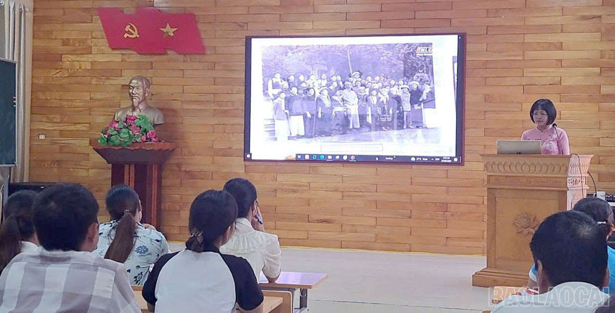 Học viên lớp Trung cấp Lý luận chính trị xã Văn Bàn tìm hiểu lịch sử đảng bộ tỉnh. baolaocai-br_1010-van-ban-1.jpg