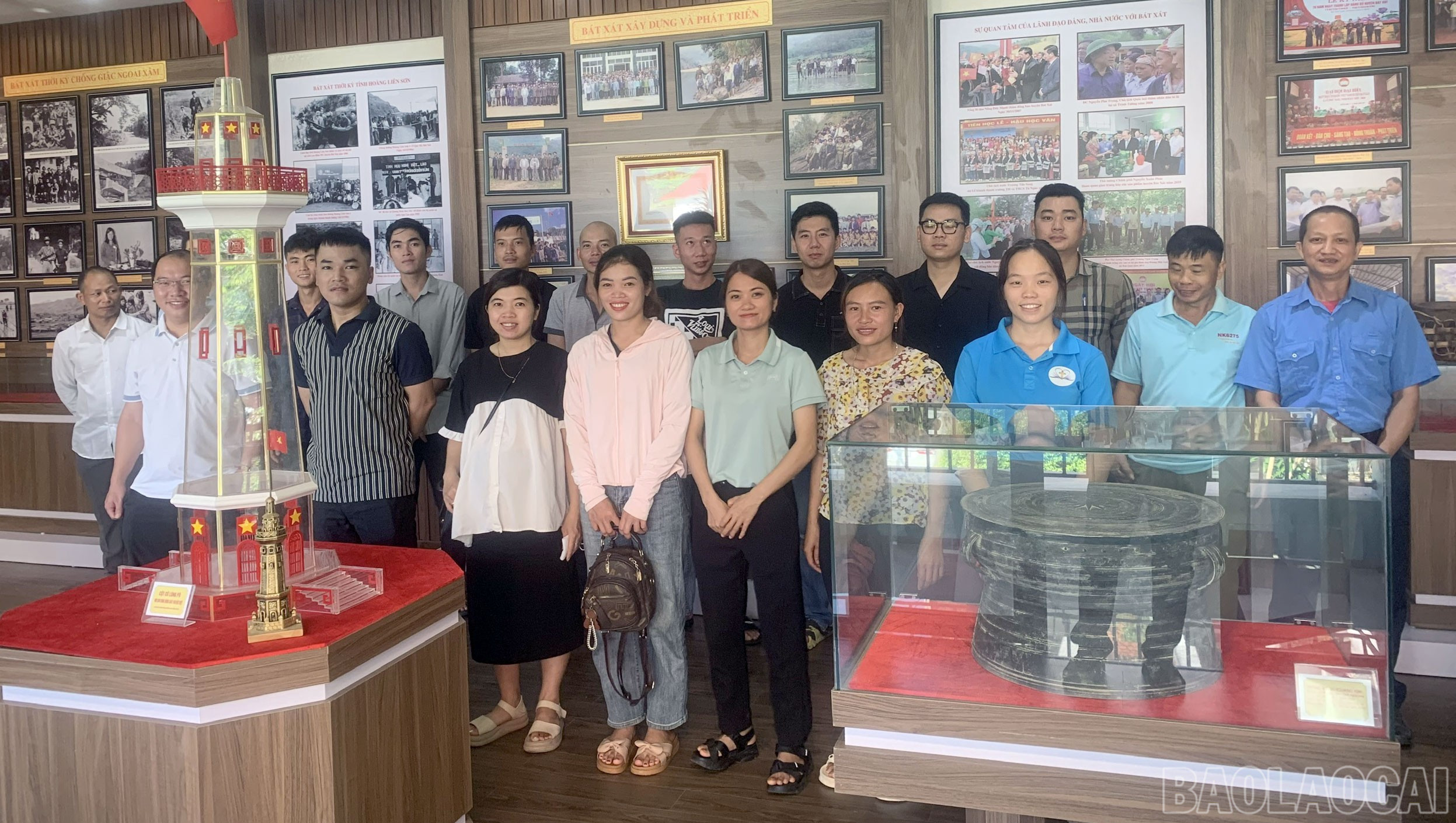 Học viên lớp đảng viên mới xã Bát Xát tham quan phòng truyền thống của địa phương. baolaocai-br_1010-vb-1.jpg