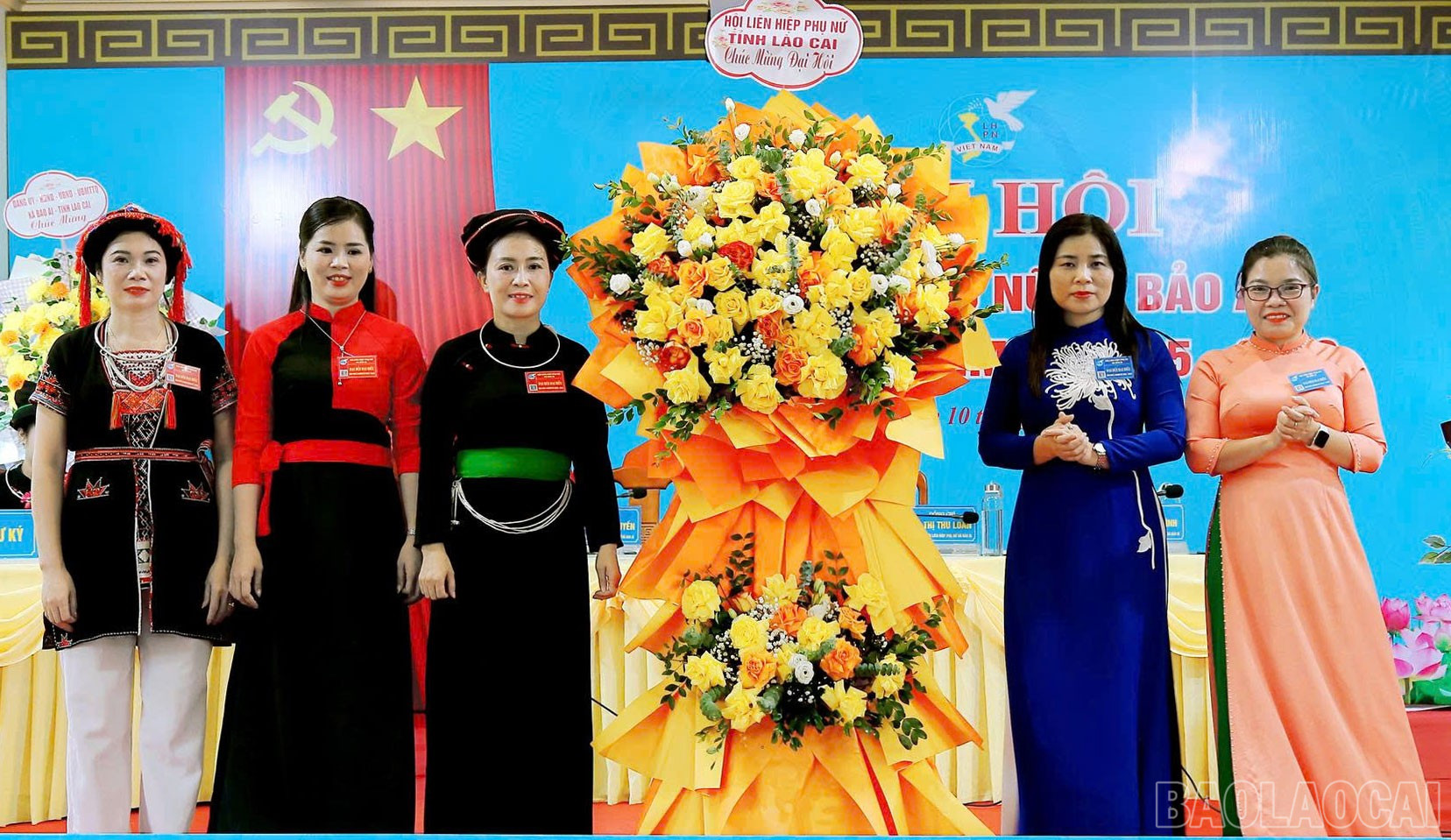 Lãnh đạo Hội LHPN tỉnh tặng hoa chúc mừng đại hội. baolaocai-br_bao-ai-1.jpg