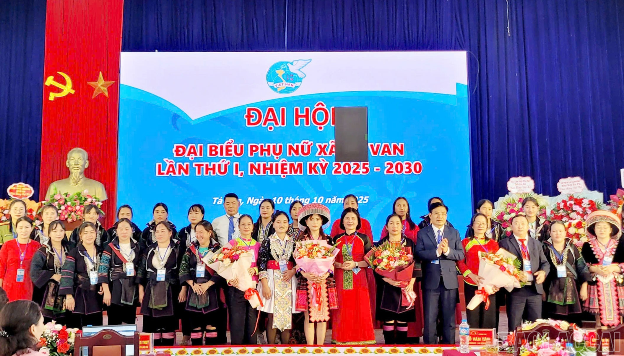 Lãnh đạo Hội LHPN tỉnh và Thường trực Đảng ủy xã Tả Van tặng hoa Ban Chấp hành Hội LHPN xã nhiệm kỳ 2025 - 2030. baolaocai-br_ta-van-3.jpg