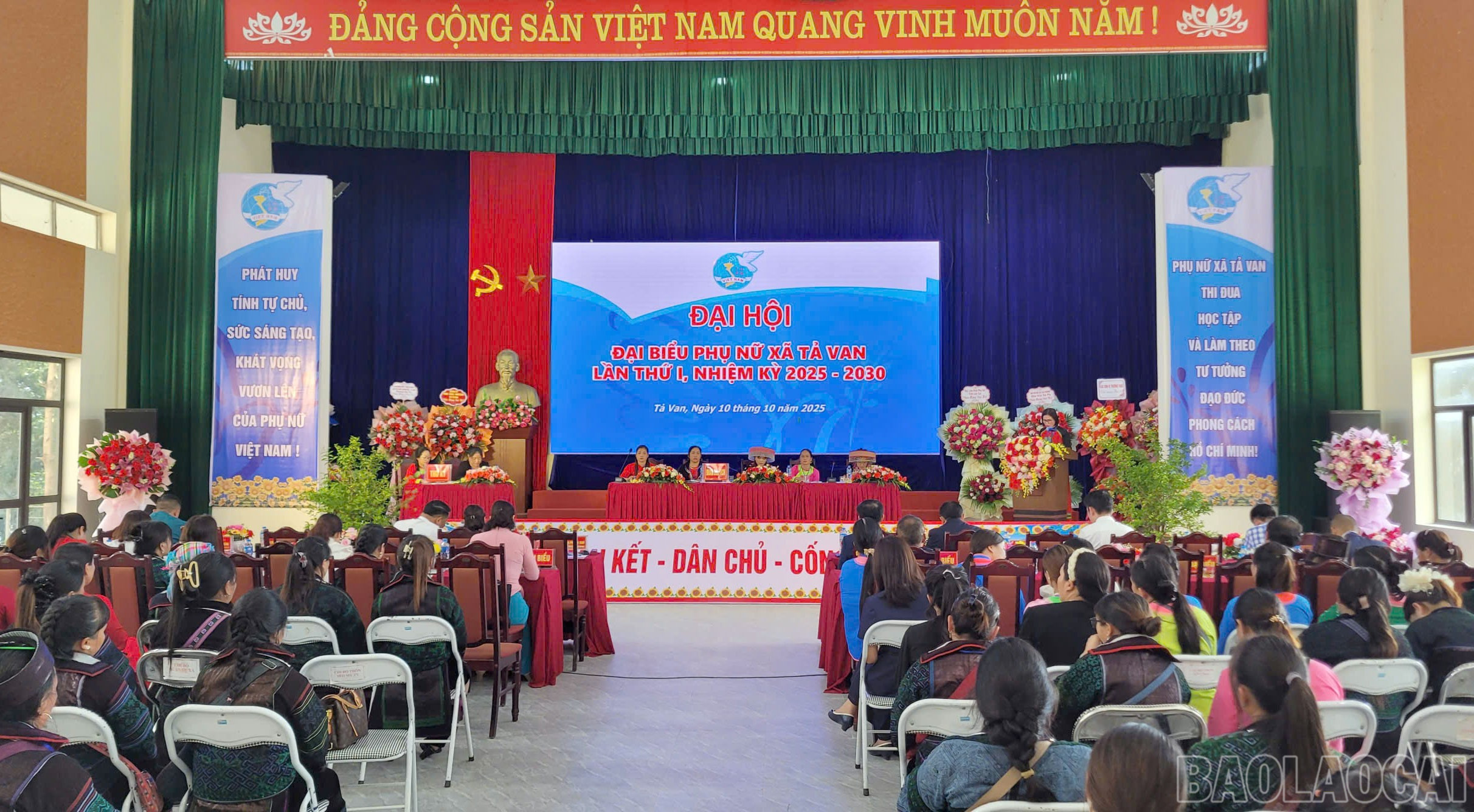 Quang cảnh đại hội. baolaocai-br_ta-van-1.jpg