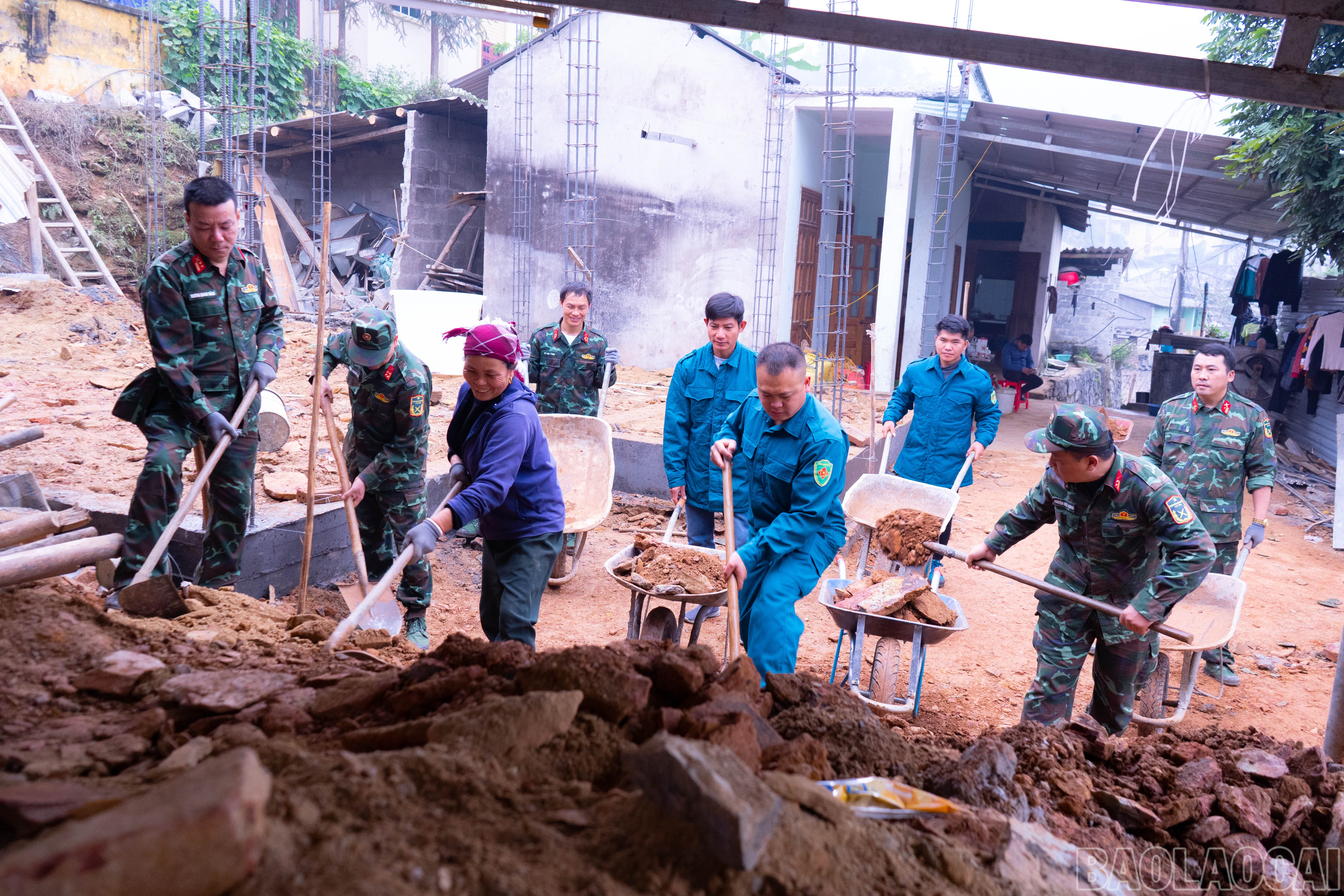 Ủy ban Mặt trận tổ quốc xã Mường Khương phối hợp với các lực lượng hỗ trợ người dân làm nhà ở. baolaocai-br_dsc0059.jpg
