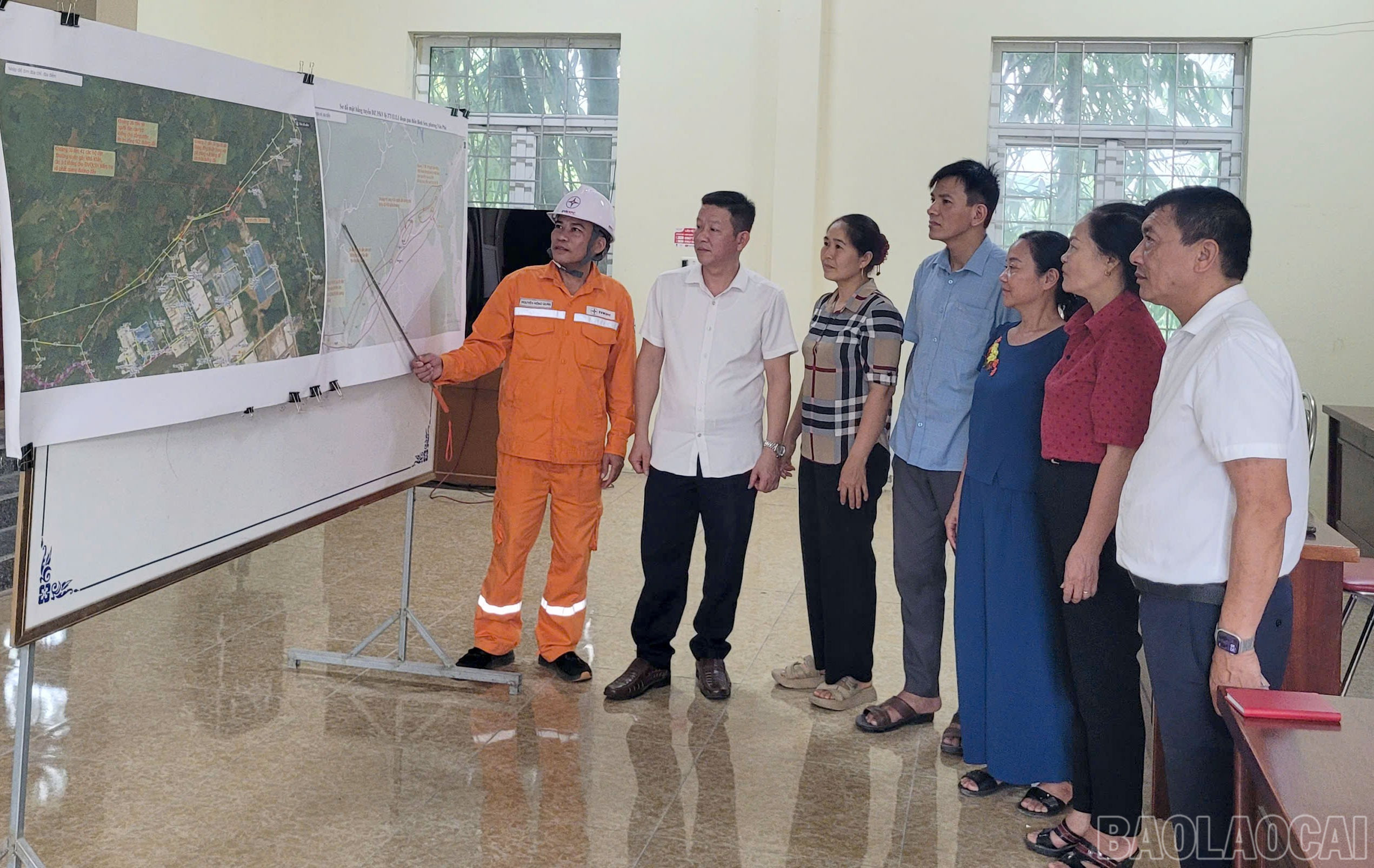 Cán bộ MTTQ phường Văn Phú phối hợp với Công ty Điện lực Lào Cai tuyên truyền tạo sự đồng thuận của người dân về triển khai dự án nâng cấp đường điện tại địa phương. baolaocai-br_mt-vp-1.jpg