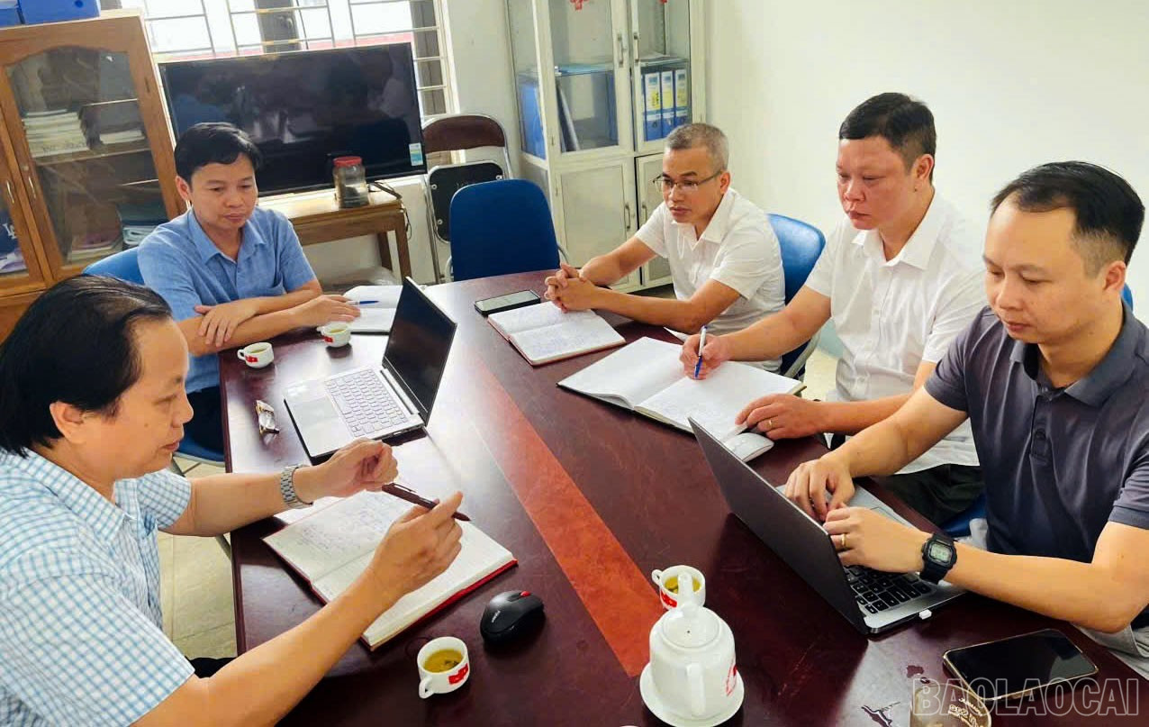 Đoàn kiểm tra hồ sơ, sổ sách, đánh giá tiến độ triển khai, thực hiện công tác nước sạch và vệ sinh môi trường tại các trạm y tế. baolaocai-br_119-ttksbt-2.jpg