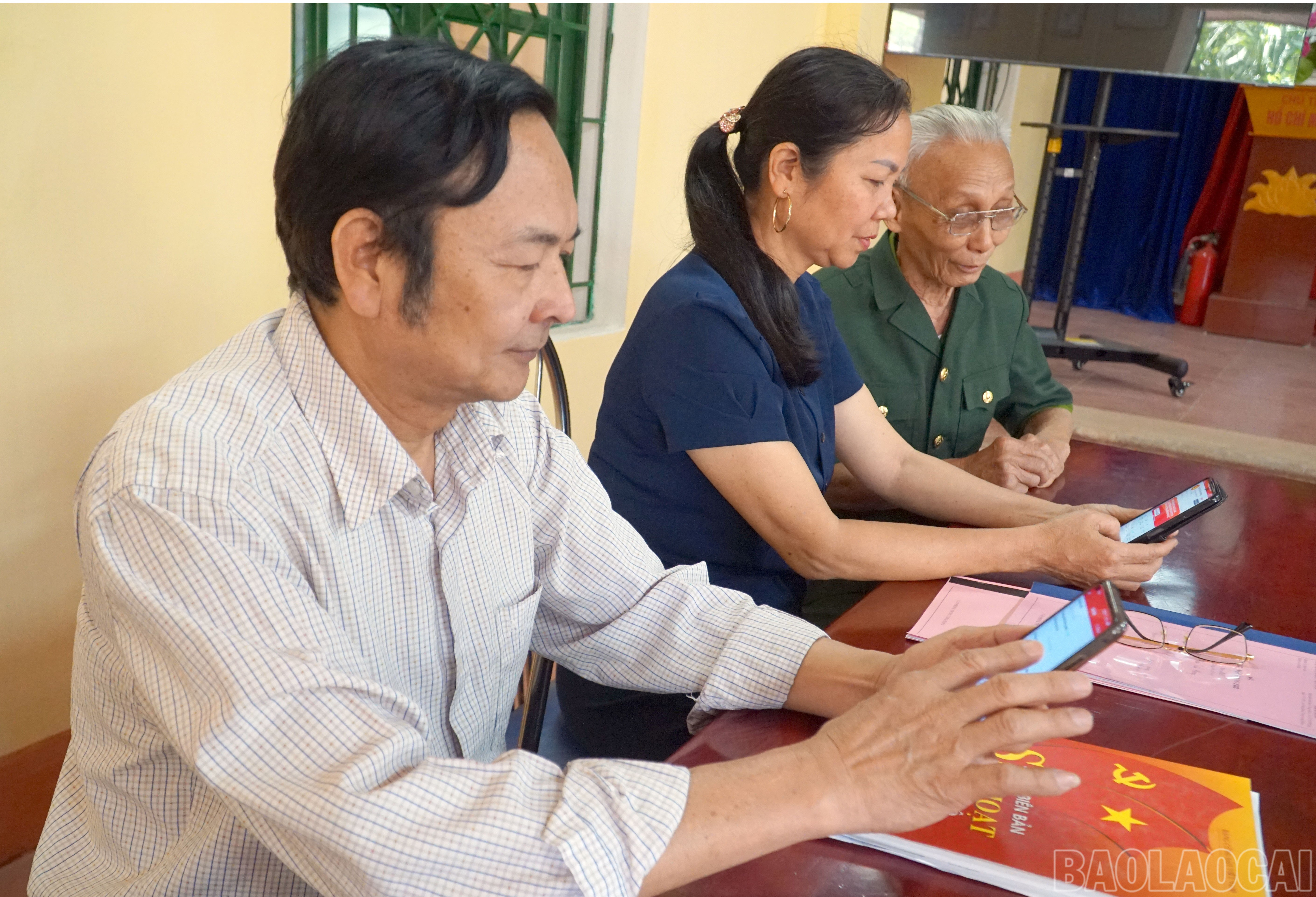 Đồng chí Mai Thị Thu Hương - Bí thư Chi bộ thôn Tiền Phong, phường Âu Lâu trao đổi với các đảng viên chi bộ. baolaocai-br_169-gioi-phien.jpg