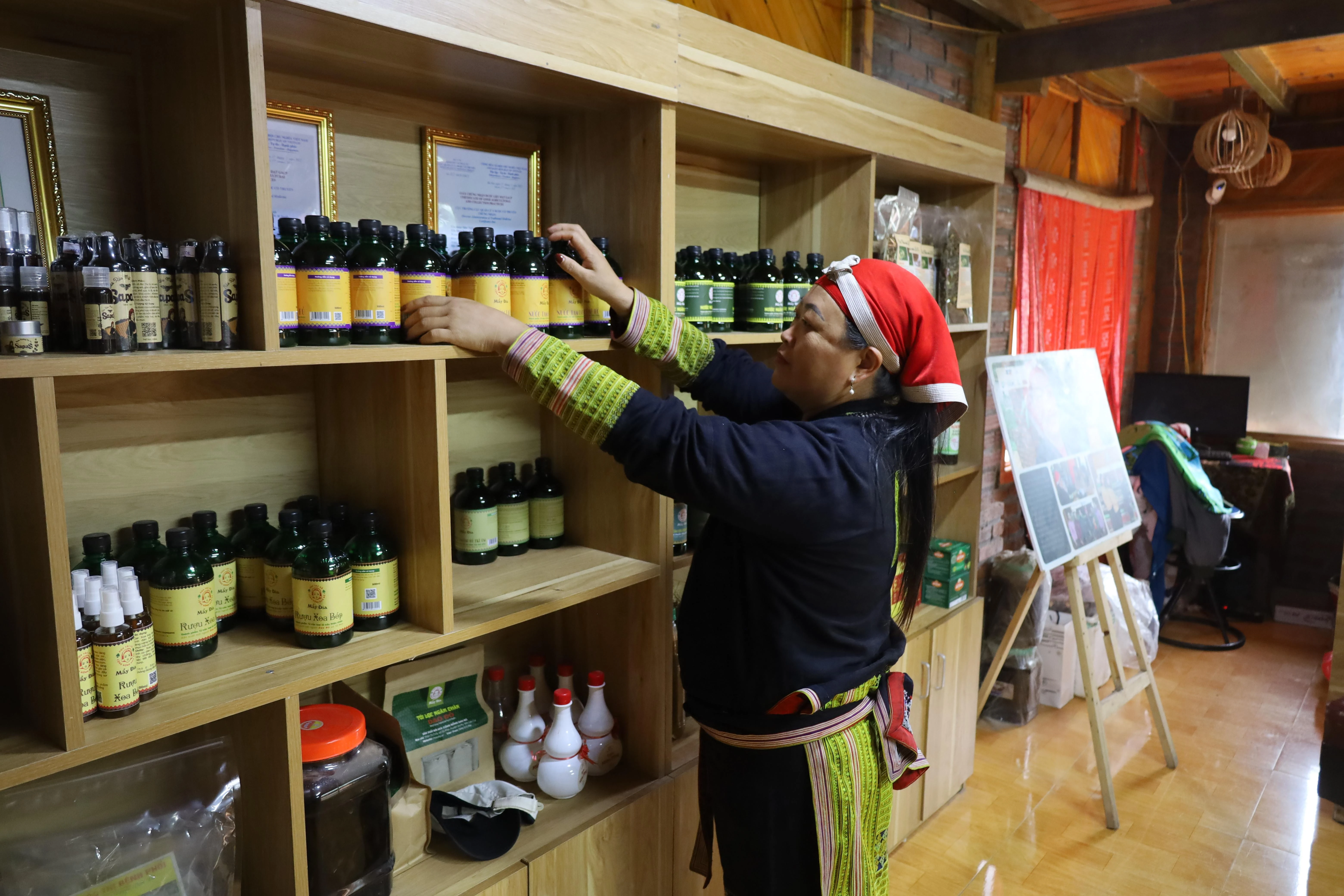 Hợp tác xã công đồng Dao đỏ đã thành công từ cây thuốc tắm..JPG