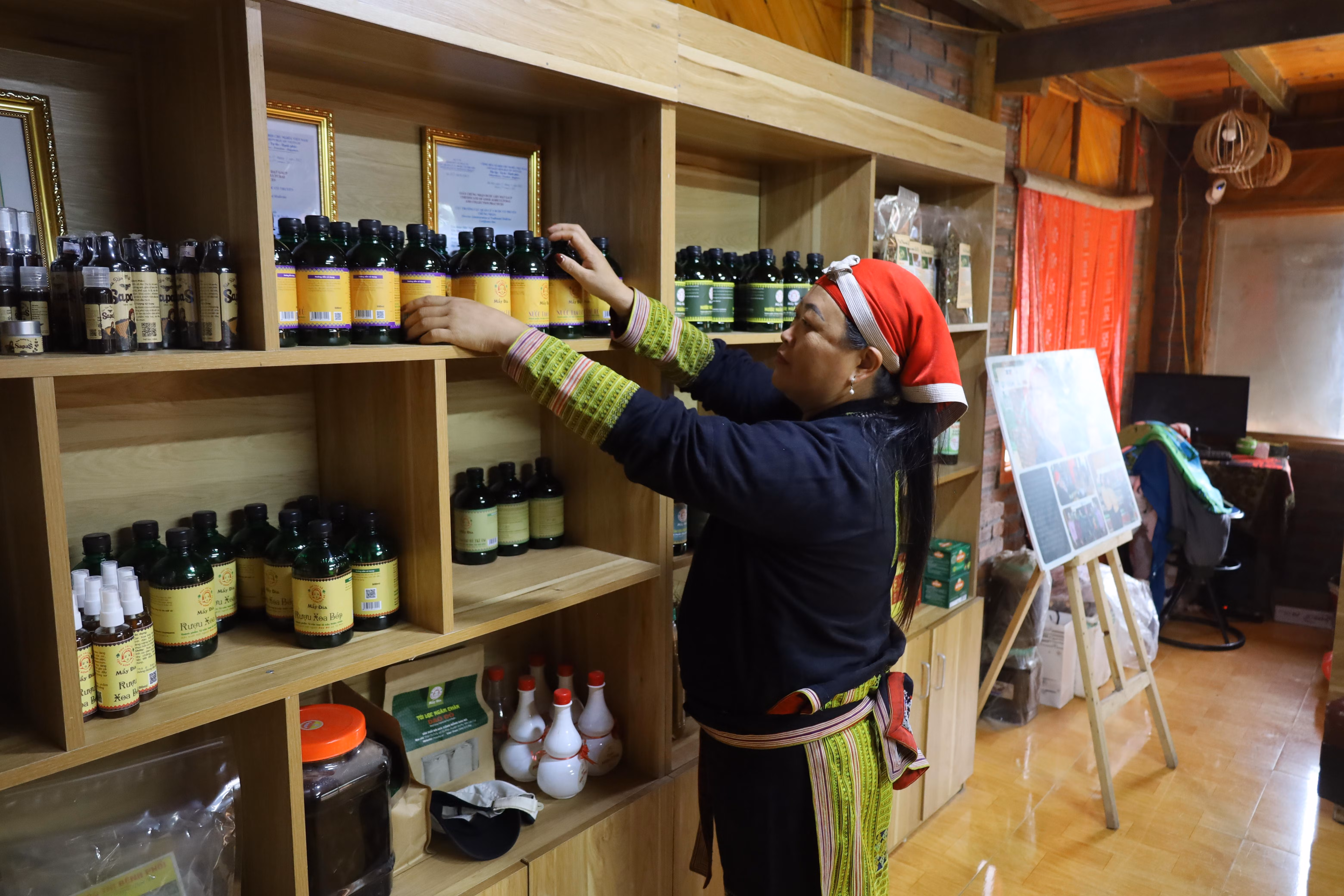 Hợp tác xã công đồng Dao đỏ đã thành công từ cây thuốc tắm..JPG