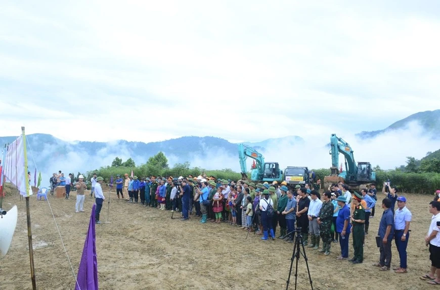 Các đại biểu tham dự Lễ khởi công xây dựng tái thiết khu dân cư thôn Nậm Tông, xã Nậm Lúc (Bắc Hà, Lào Cai).